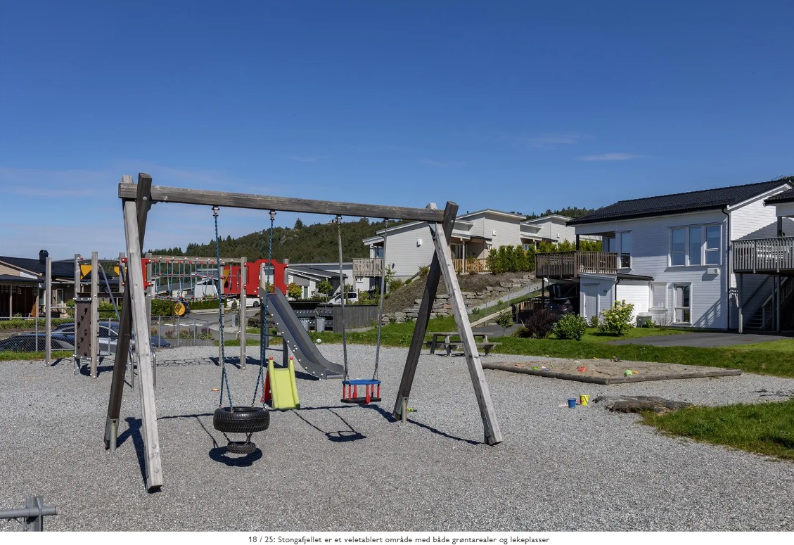Flere lekeplasser, ballbinger i nærheten.