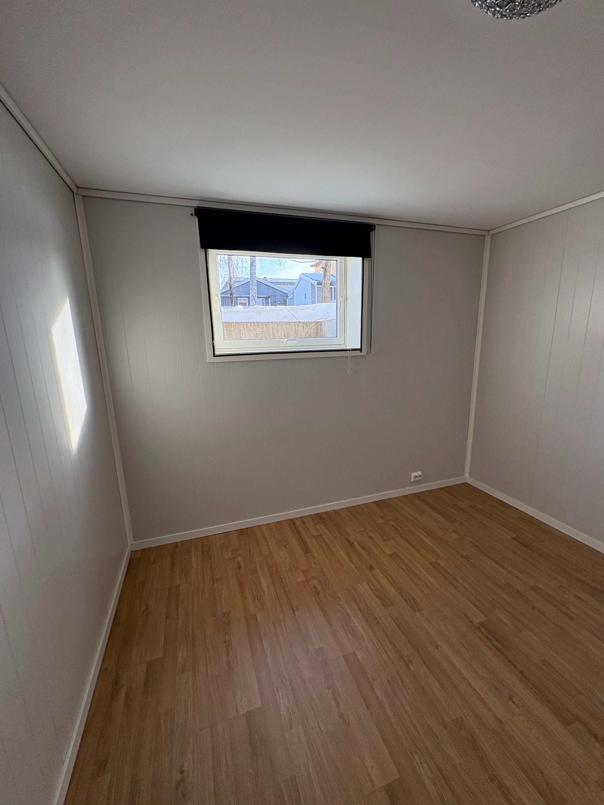 Soverom 2 med vindu og skyvedørsgarderobeskap