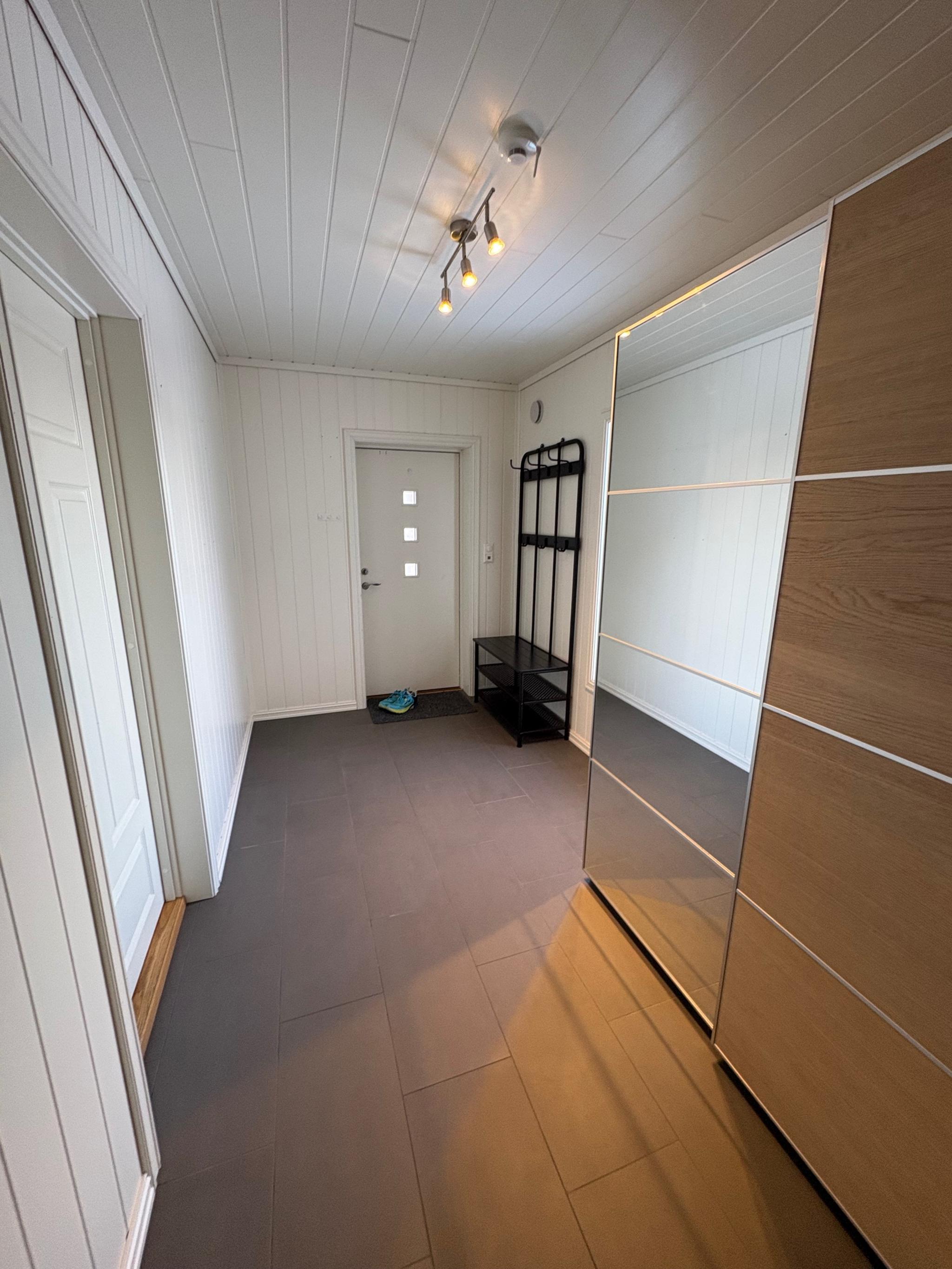 Romslig gange med stort skyvedørsgarderobe 