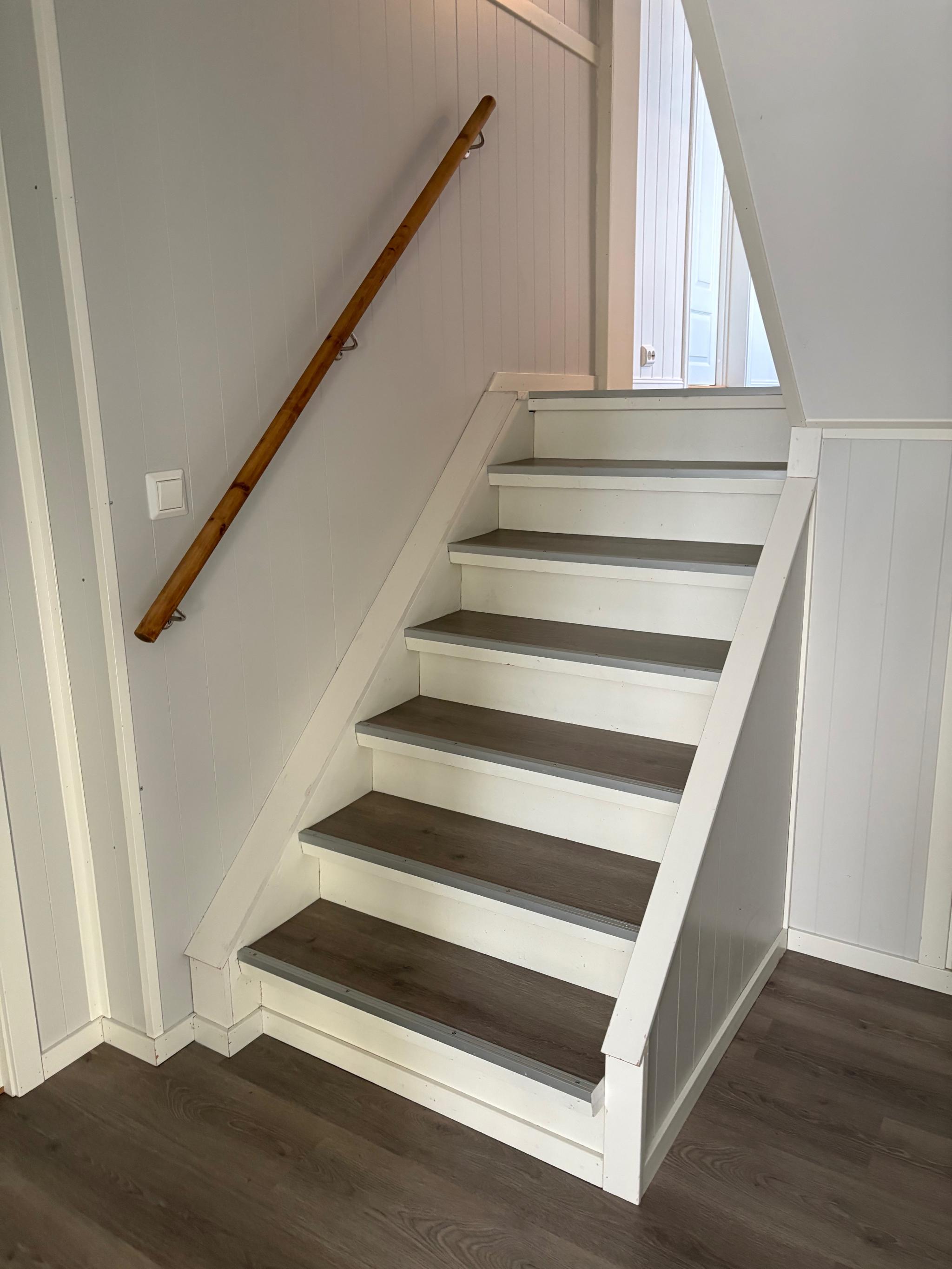 Liten trapp fører ned til stue og soverommene