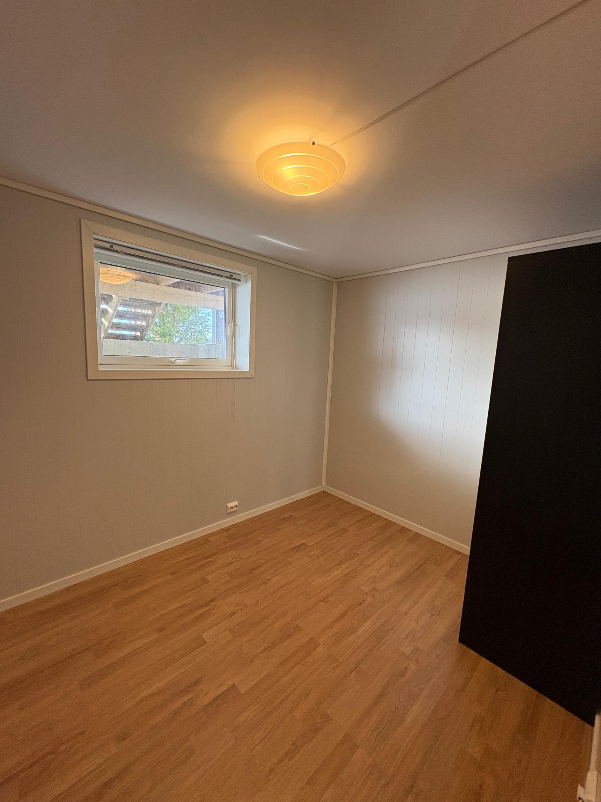 Soverom 1 med vindu og garderobeskap