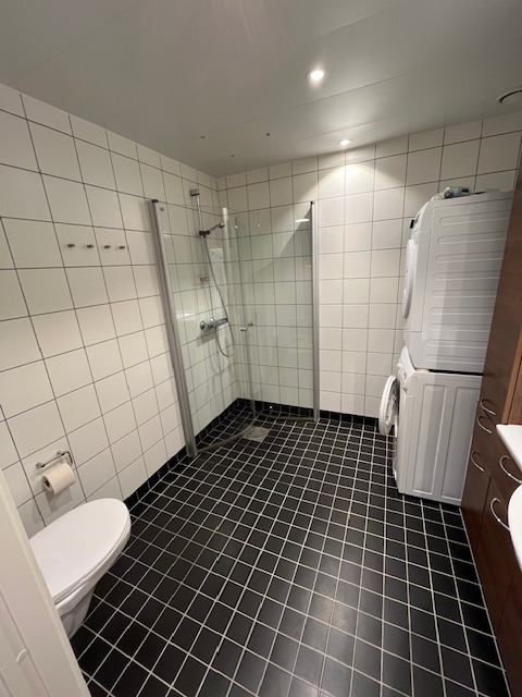 Bad med vaskemaskin og tørketrommel