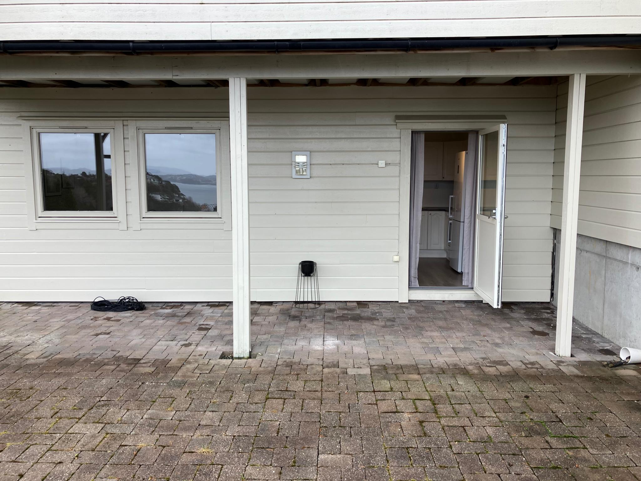 Utgang til fri bruk av hage i front av leilighet