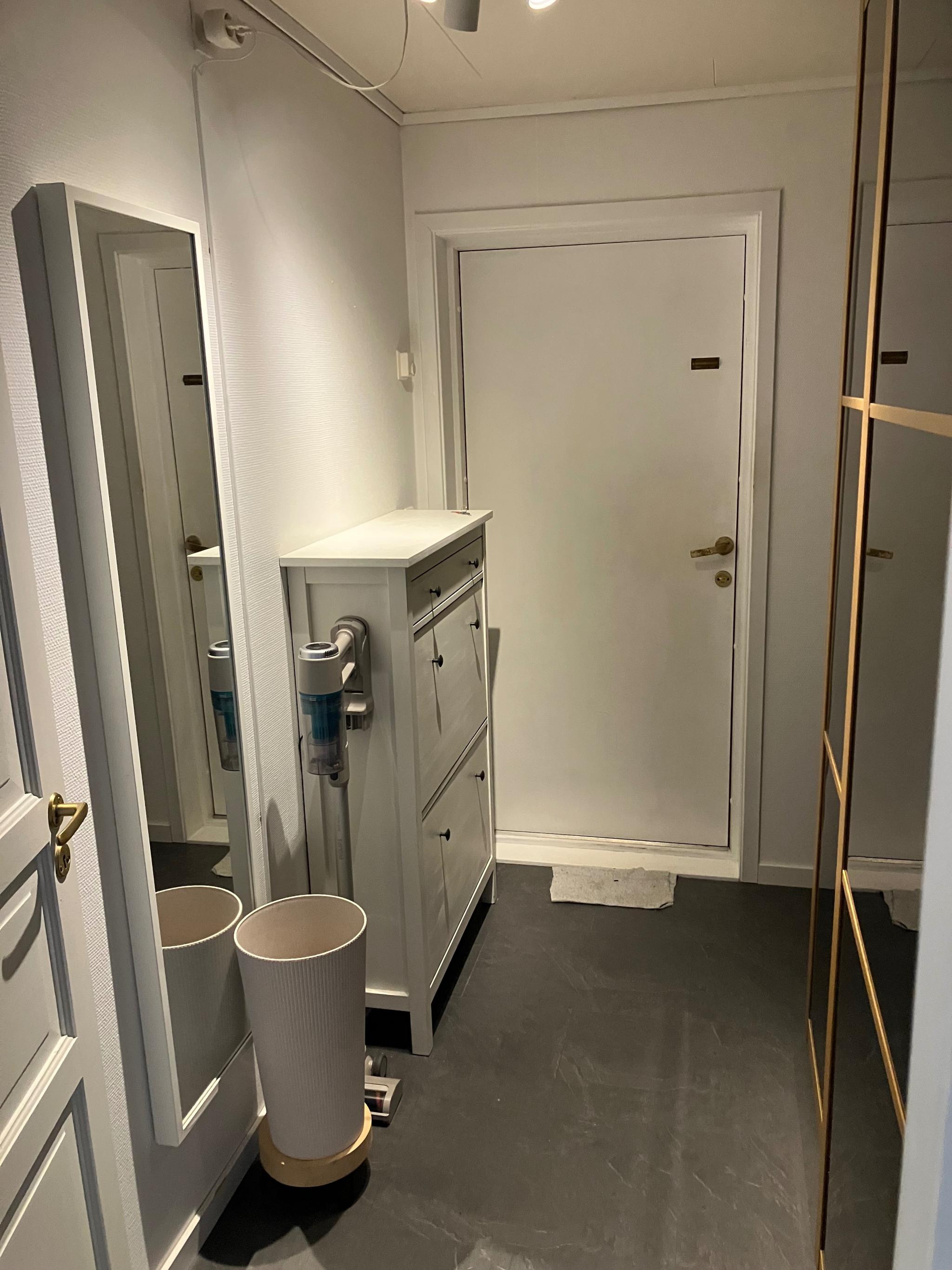 Gang med skyvedørgarderobe og skoskap