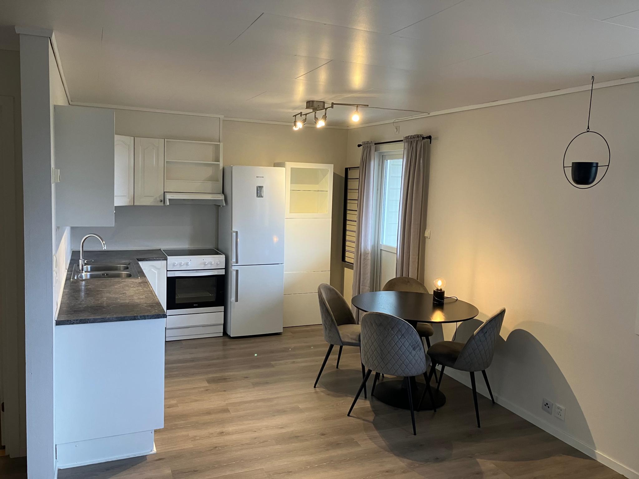 Kjøkken med utgang til hage