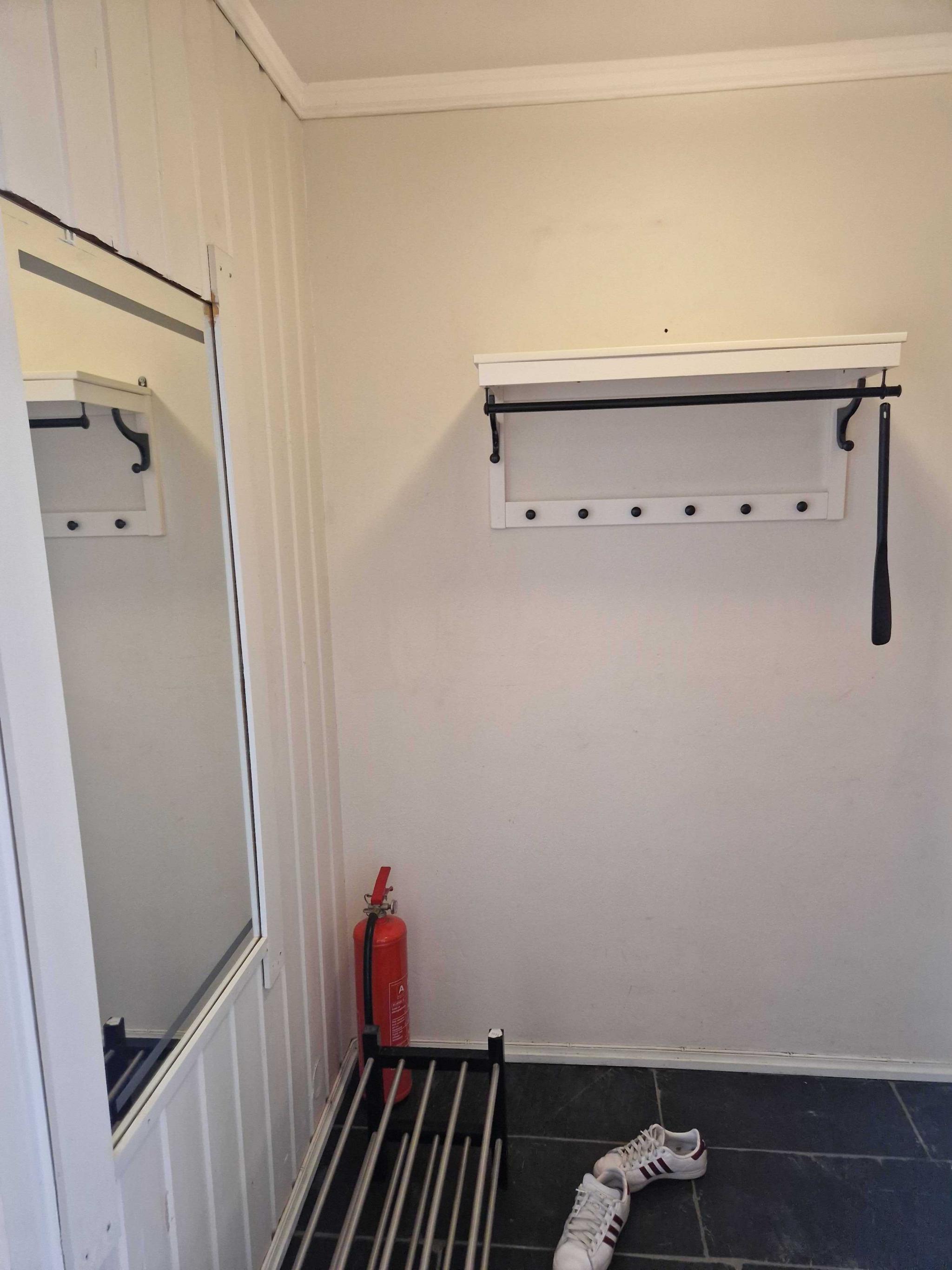 I gangen er det speil, skostativ og oppheng 