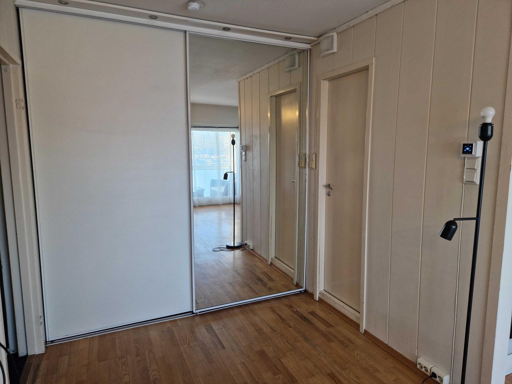 Stor ca 220cm lang skyvedørsgarderobe