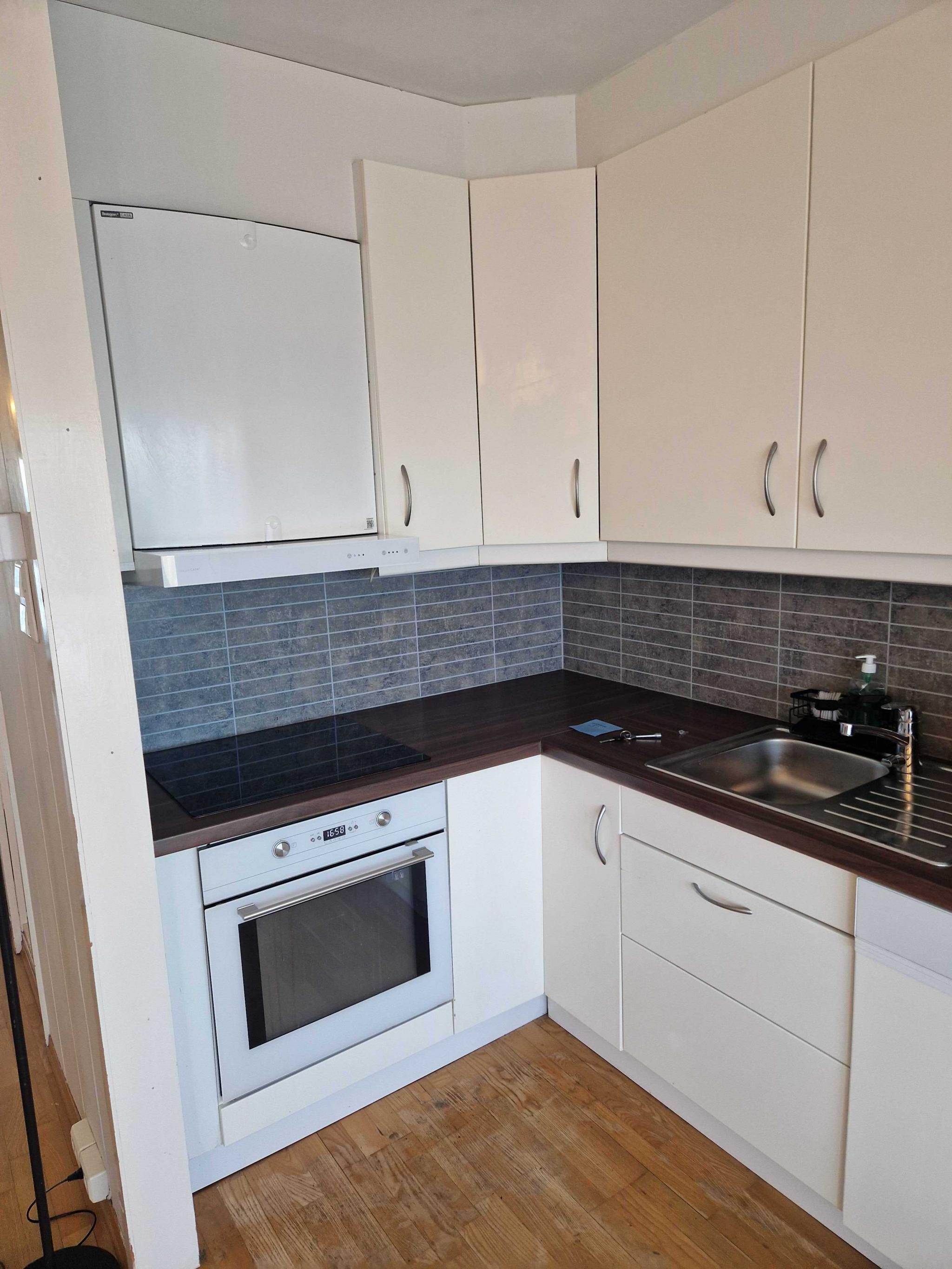 Kjøkkenet  har platetop og komfyr, samt anlegget for balansert ventilasjon