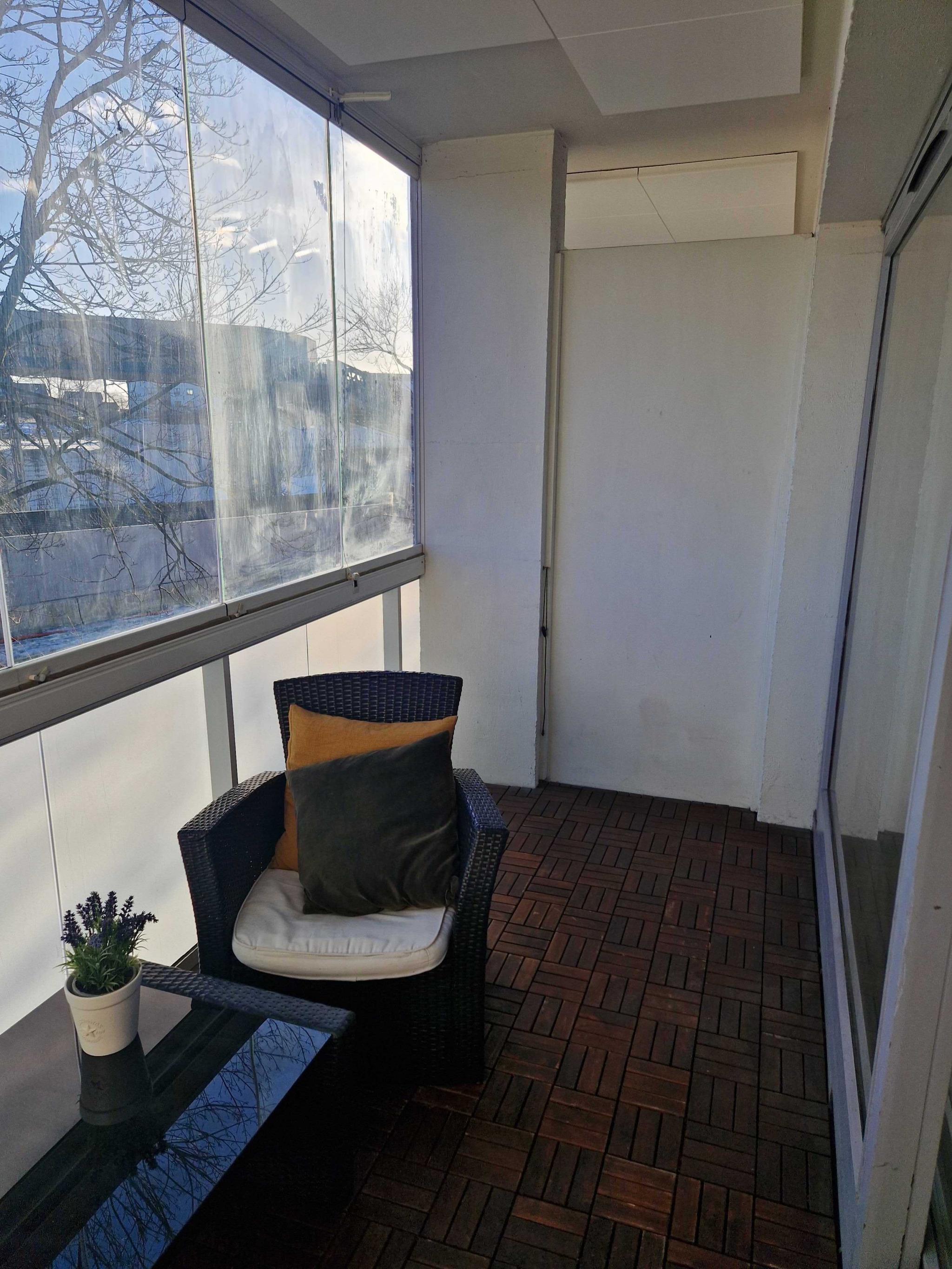 Innglasset og med god plass til grill eller plantekasser