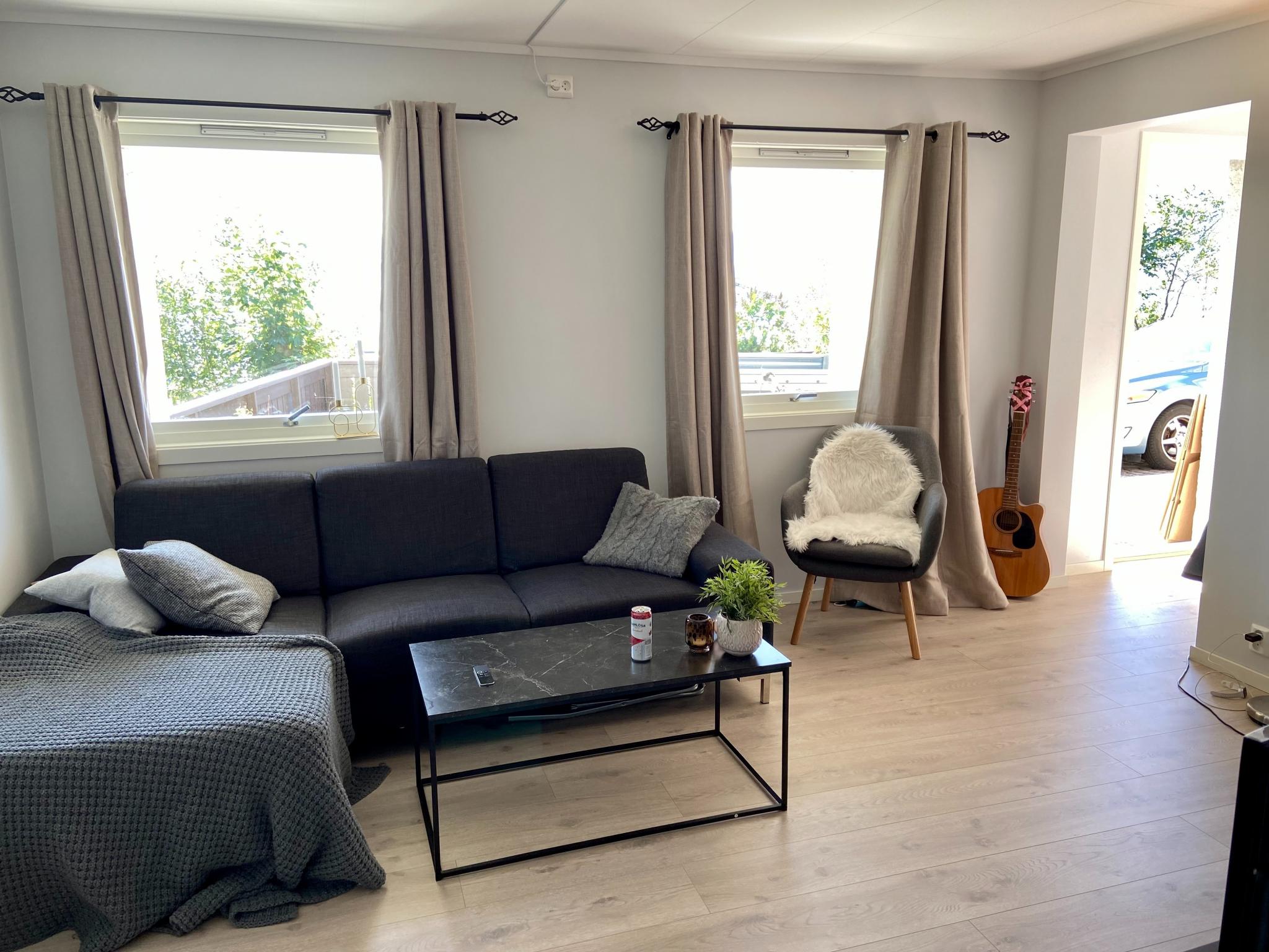 Sofa, bord og TV-benk.