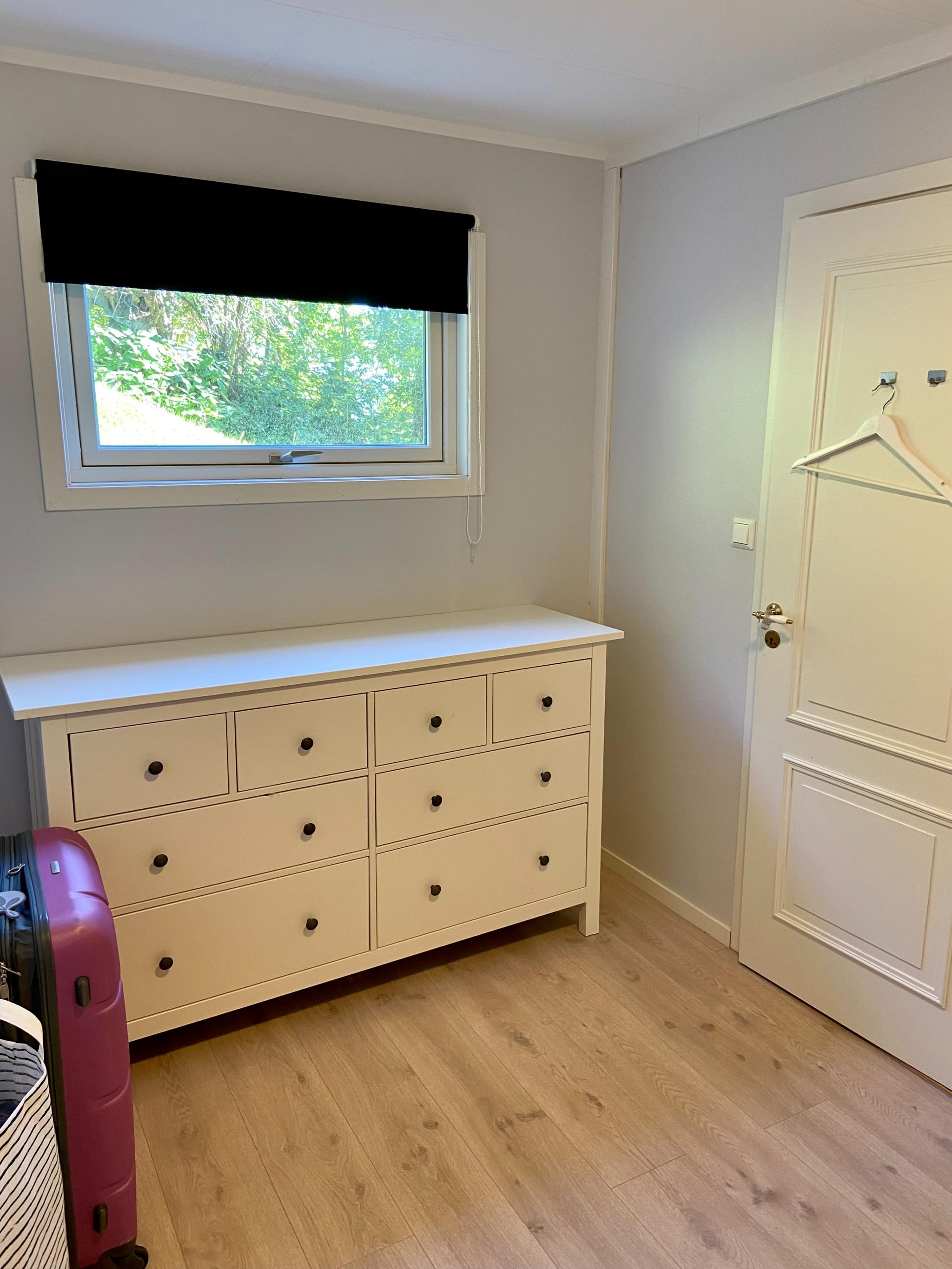 Soverom med dobbeltseng og kommode.