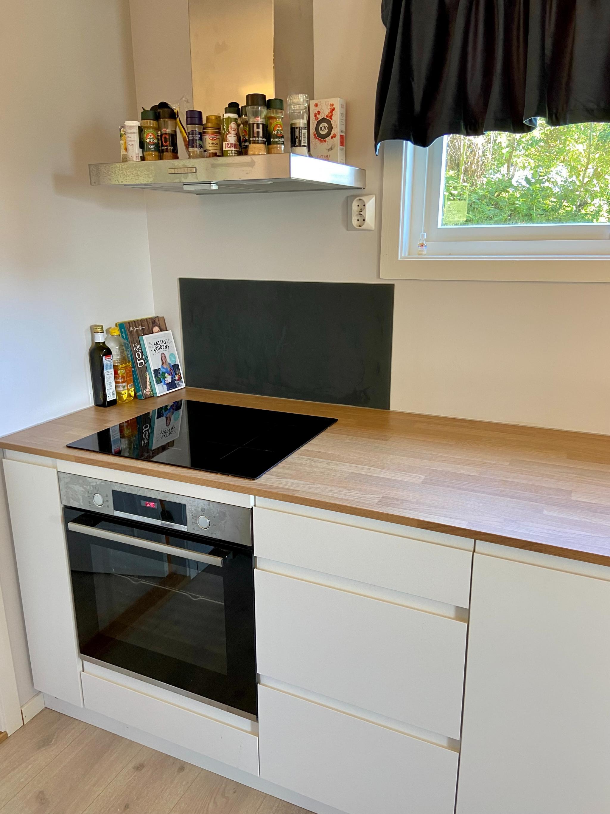 Kjøkken med hvitevarer.