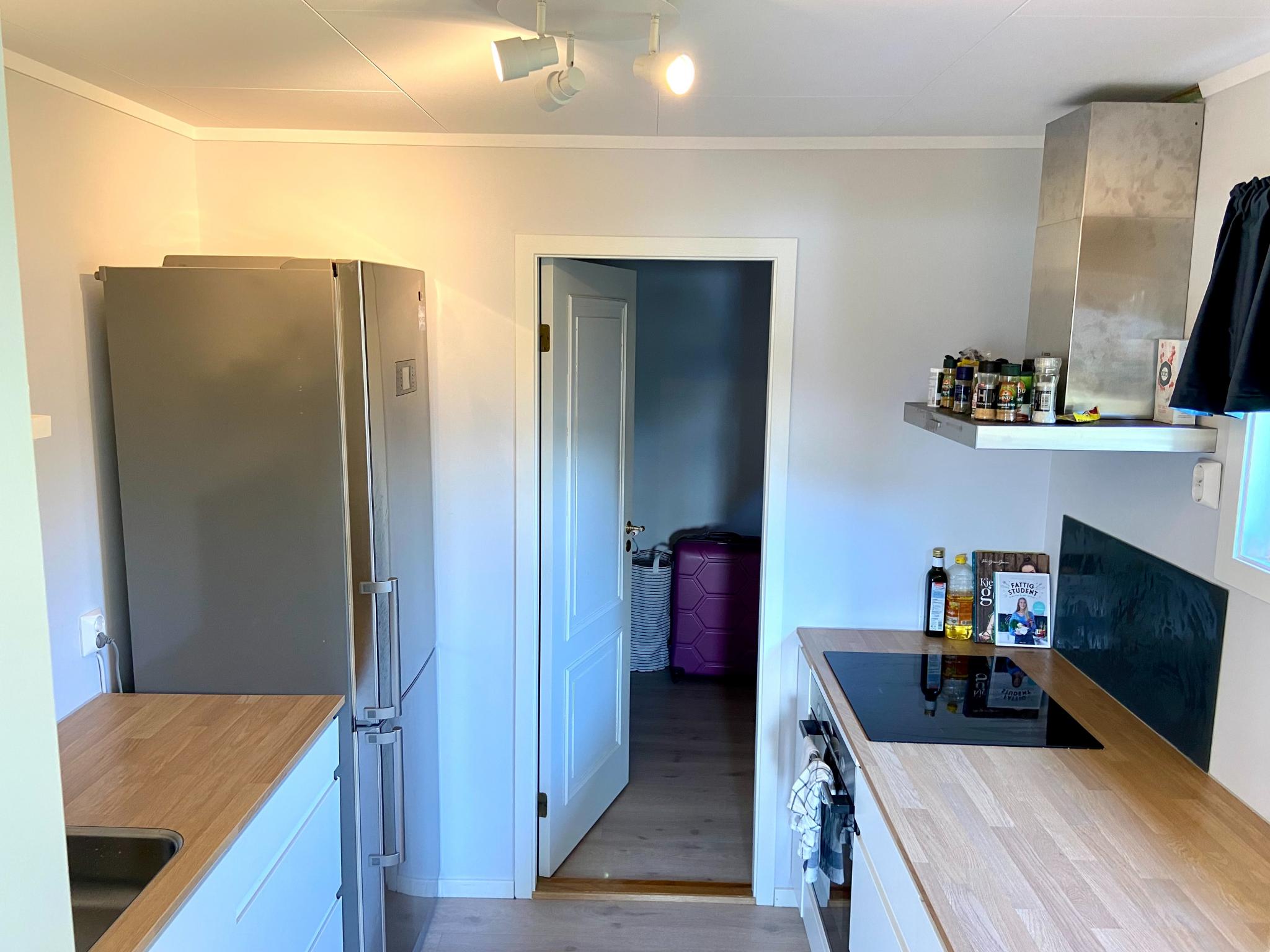 Praktisk kjøkken med hvitevarer.