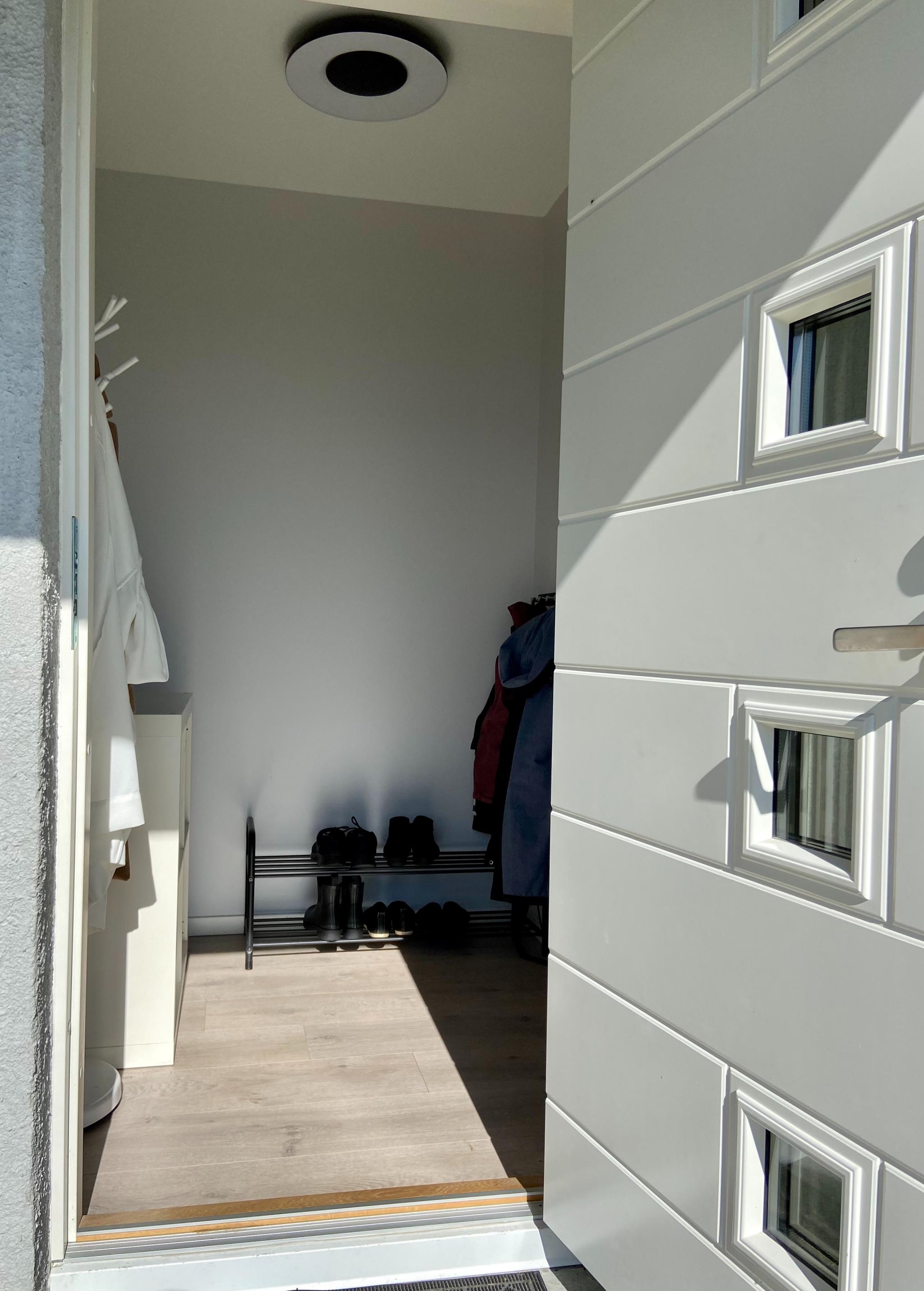 Entre med plass til oppbevaring.