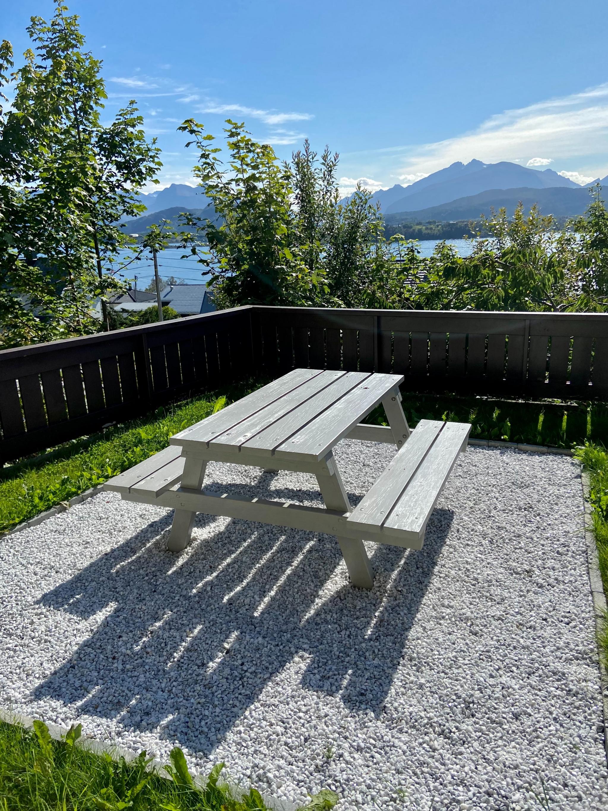 Magisk utsikt og egen uteplass.