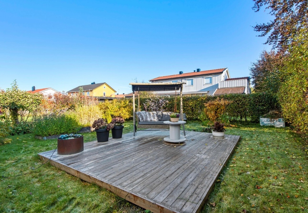 Terrasse i bakkant av boligen, gjør at man nyte solen både morgen, formiddag og kveld.