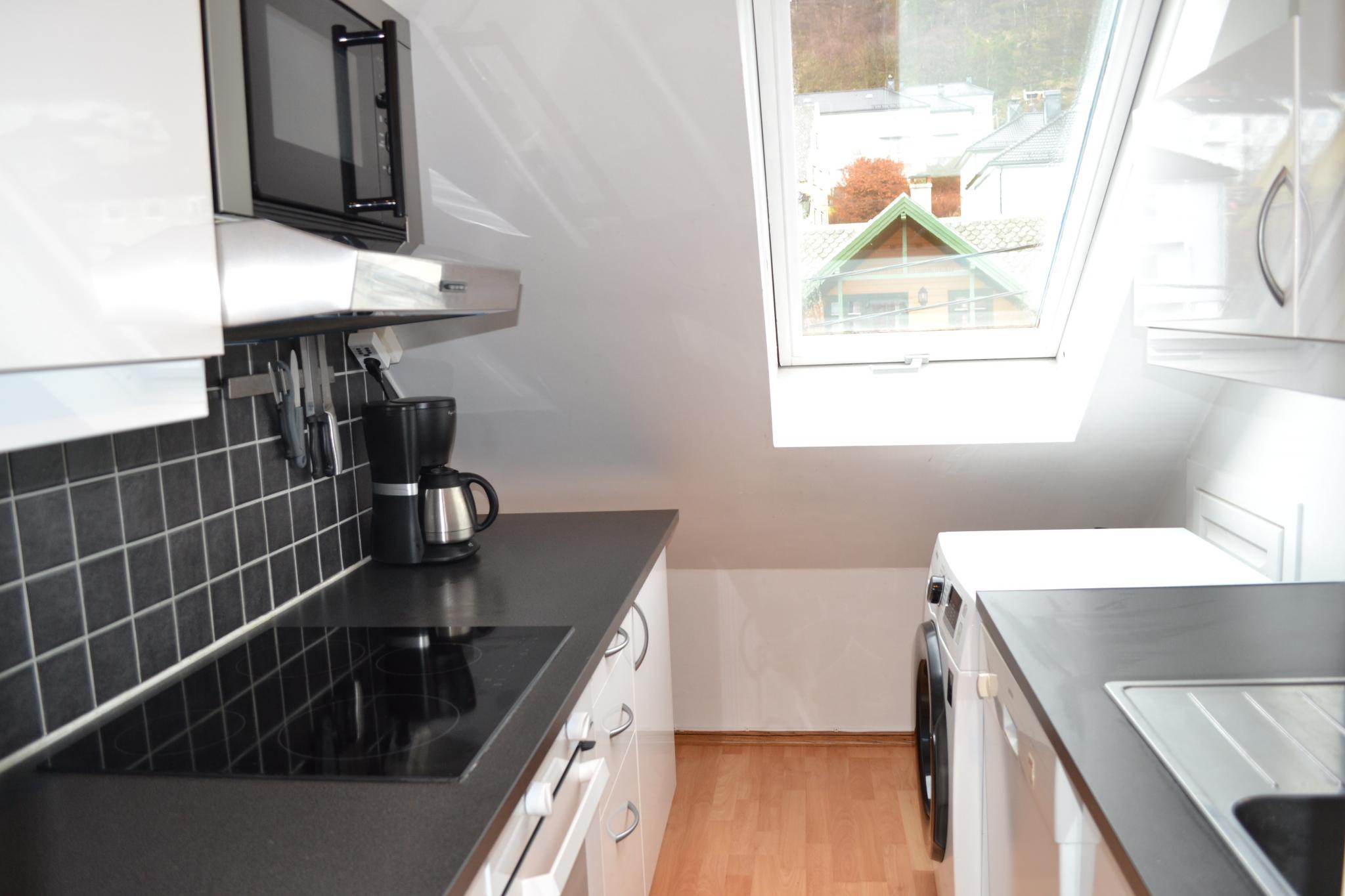 Vaskemaskin og oppvaskemaskin på kjøkken. 