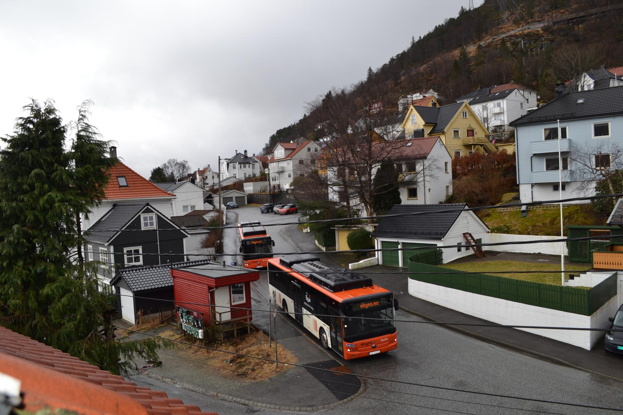 Busstopp med buss til sentrum rett utenfor inngang til leilighet. 