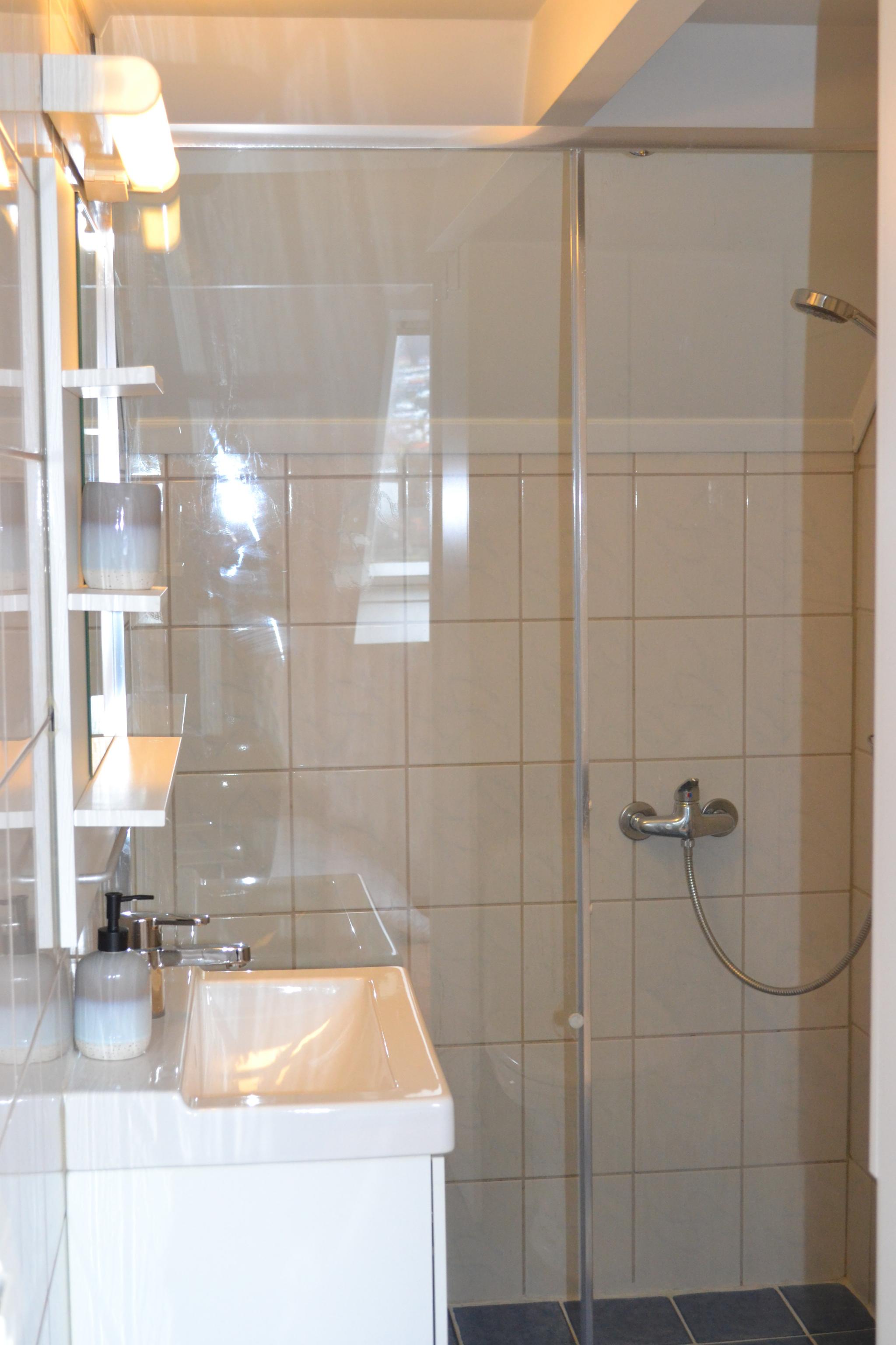 Funksjonelt bad med smarte løsninger for lagring. 