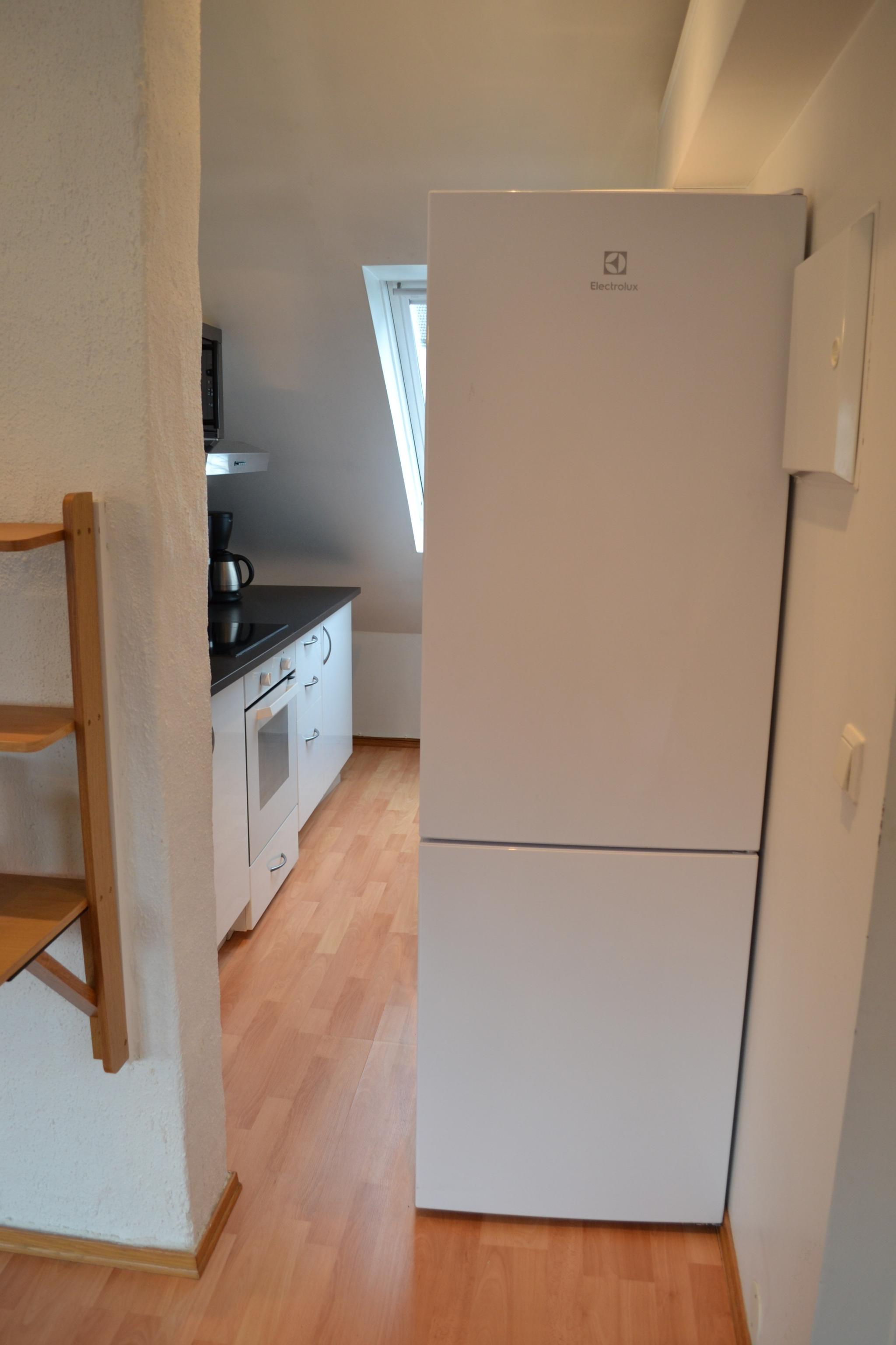 Kjøleskap ved innngang til kjøkken.