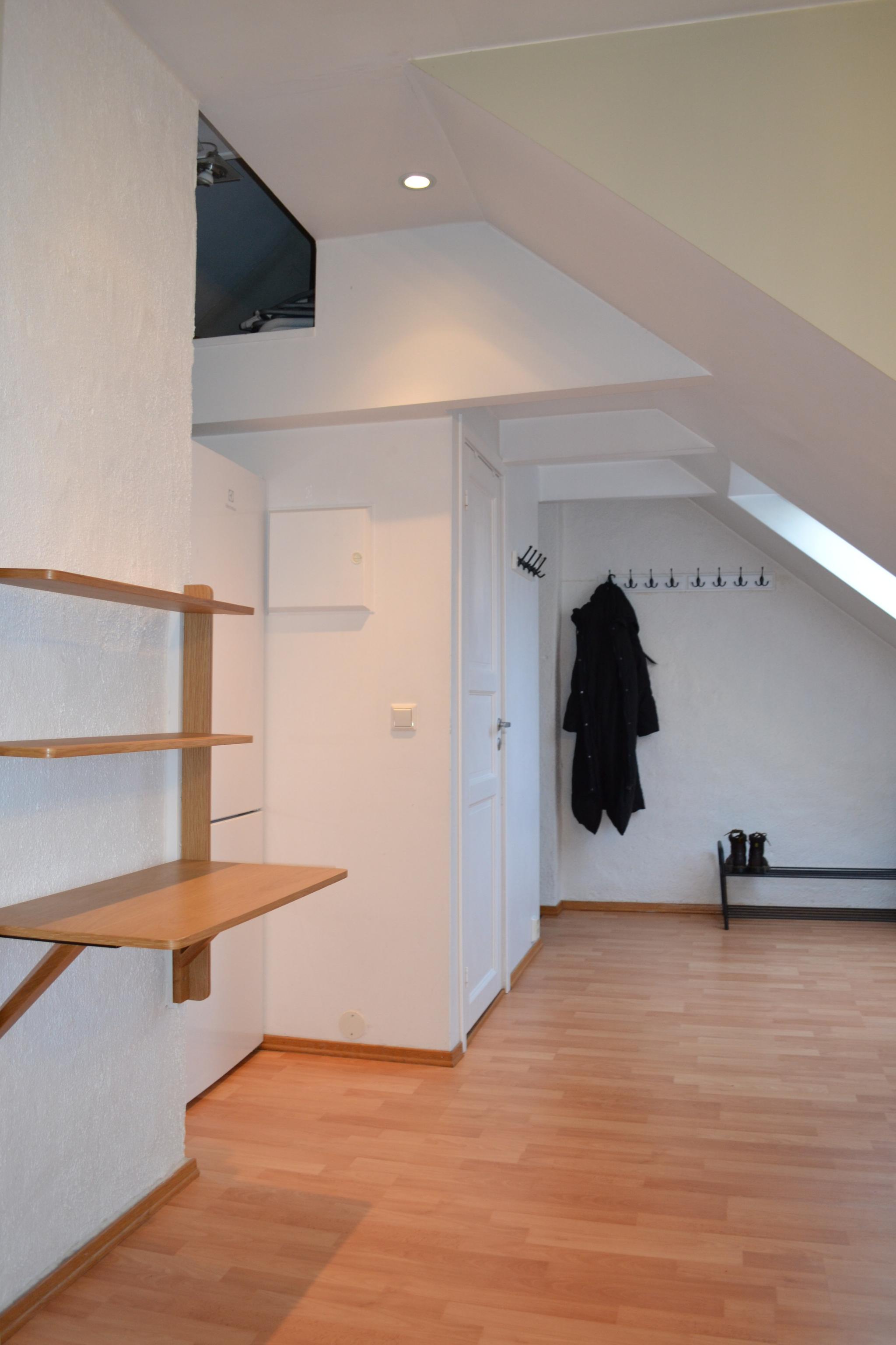 Gang og inngang til kjøkken sett fra stue. 