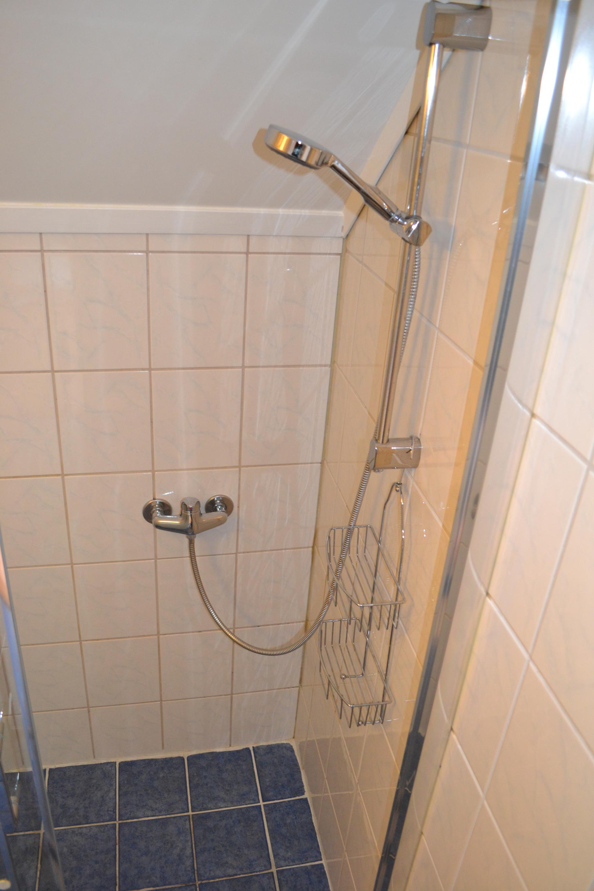 Romslig dusj selv med skråtak. 