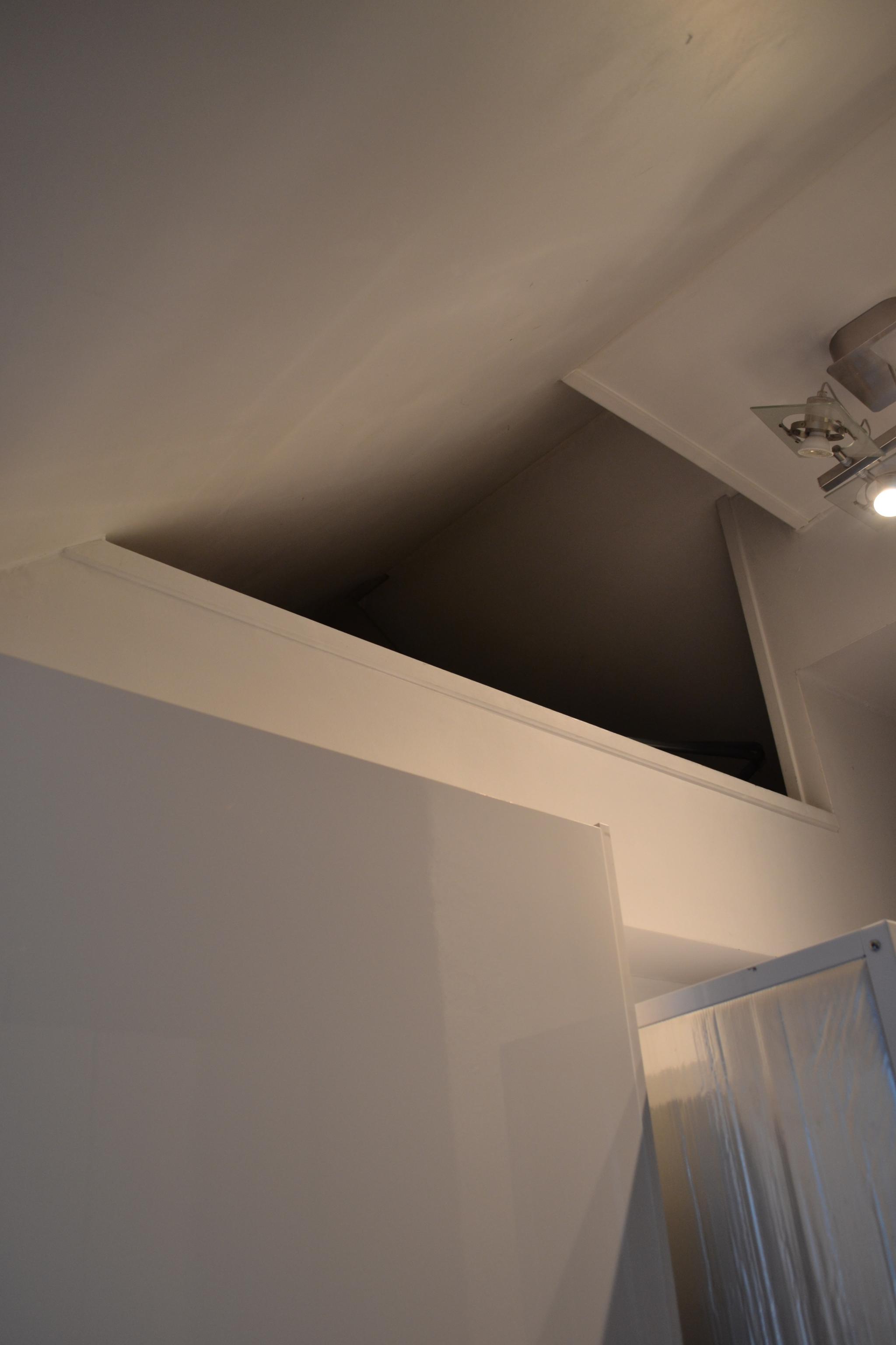 Hems med god lagringsplass ovenfor kjøkkenet. 