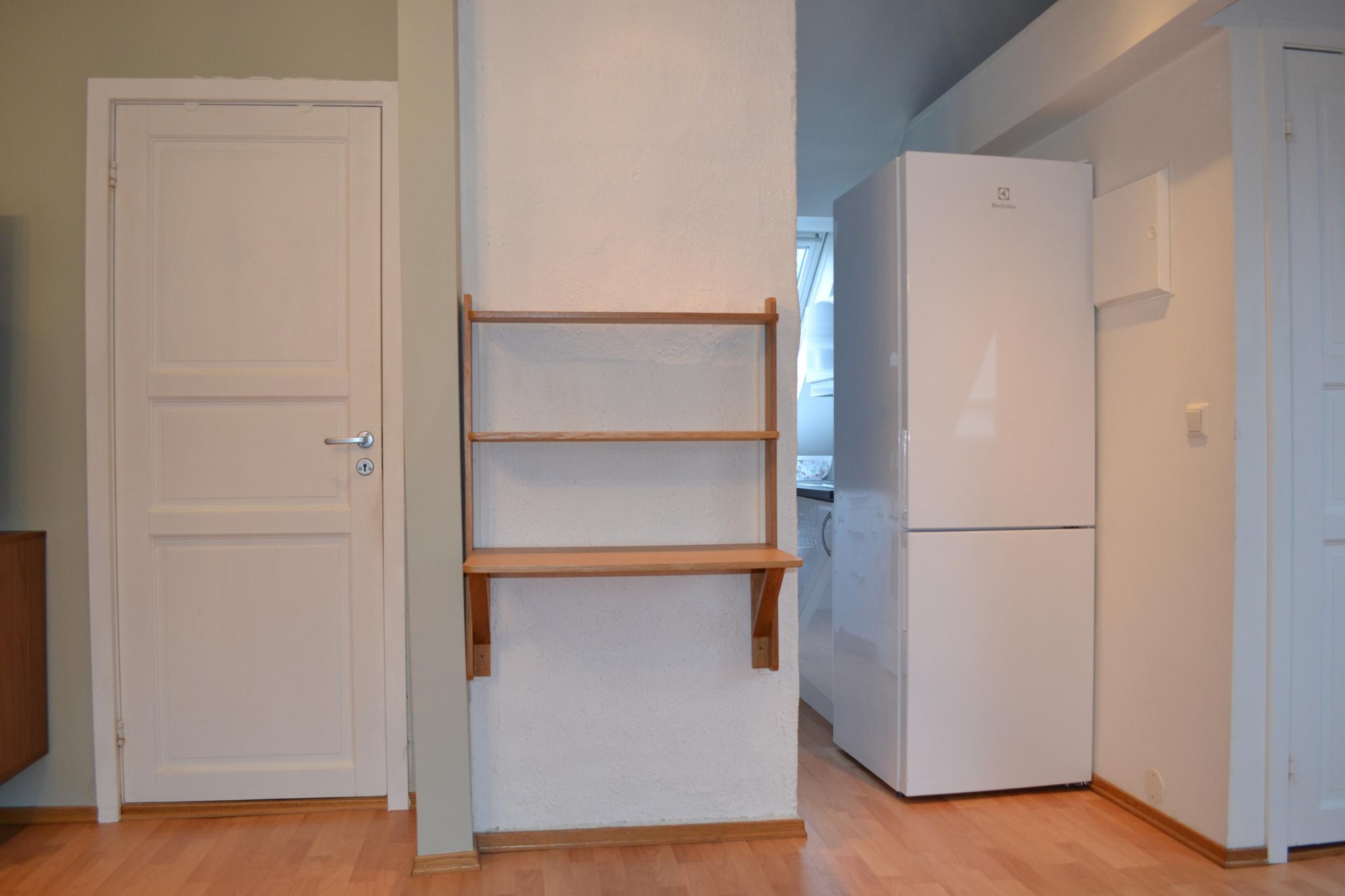 Skrivepult som også kan benyttes som spisebord ved inngang til kjøkken. 