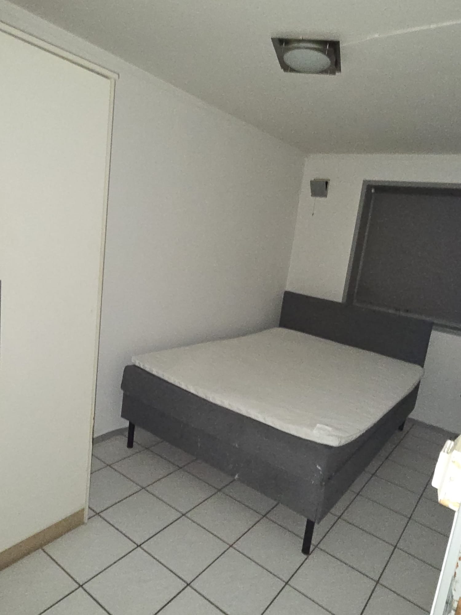 Stor soverom med garederopeskap