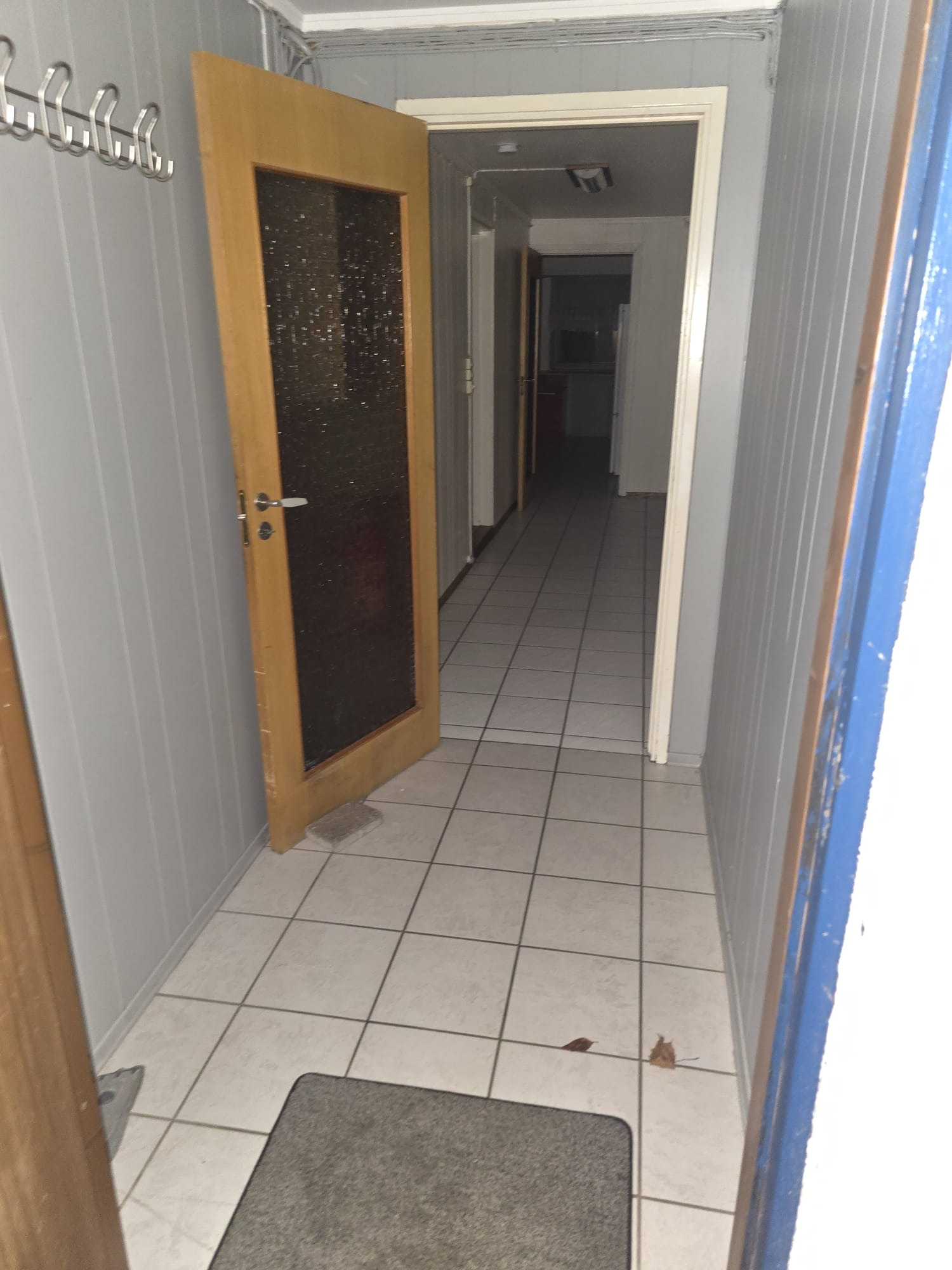 Egen inngangsdør 
Gangen med varmekabler i gulv