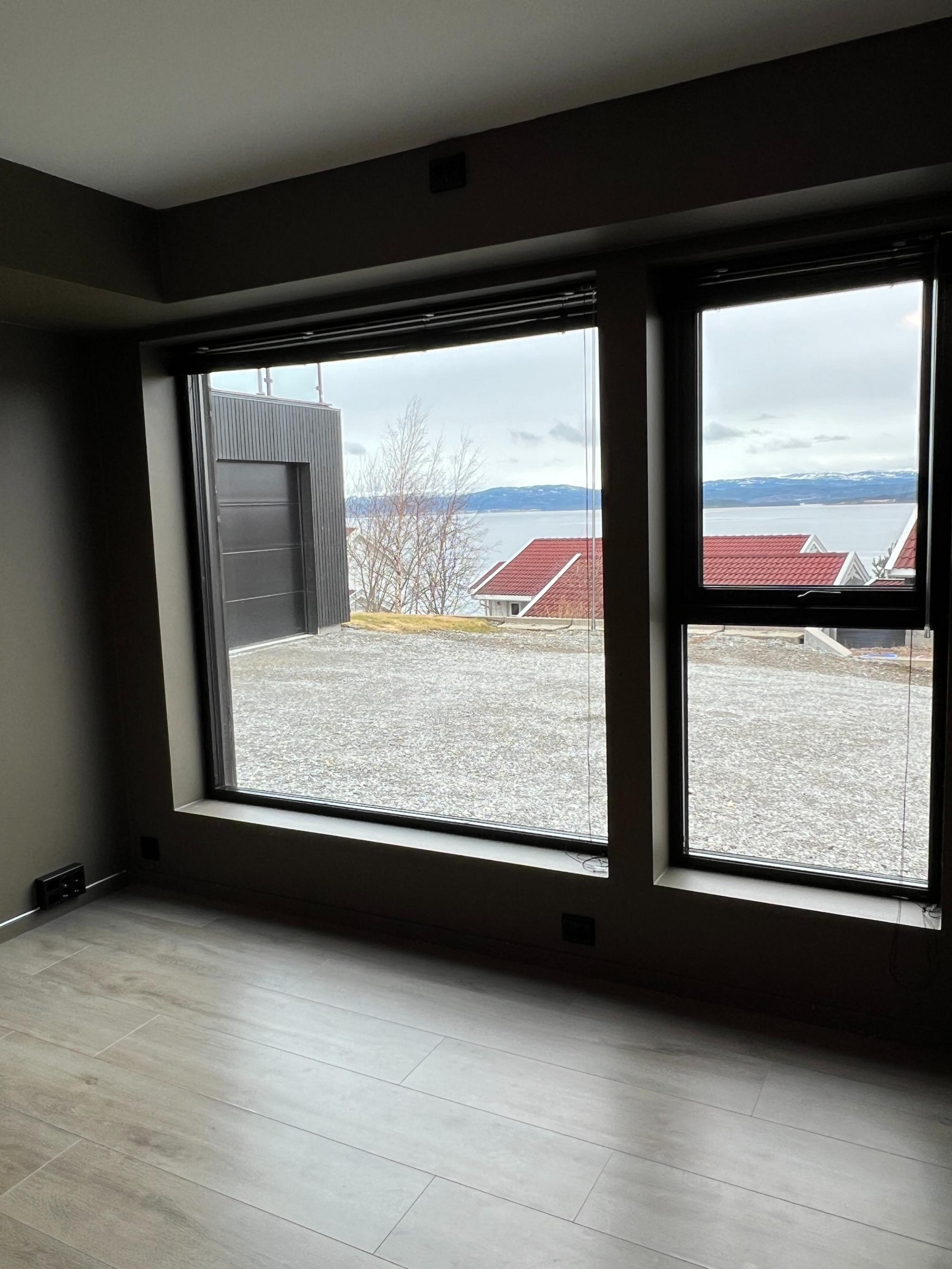 Stue med utsikt og kveldsol