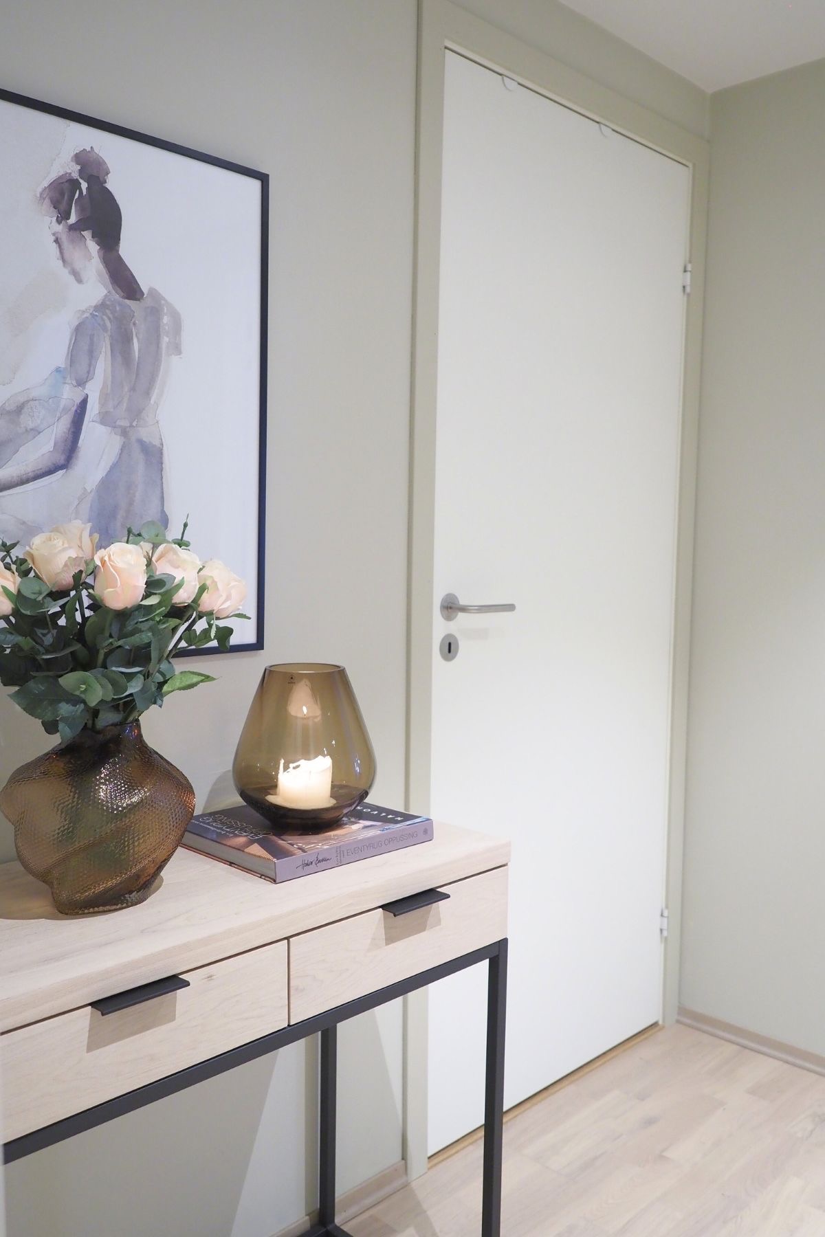 Entré med adkomst til badet.