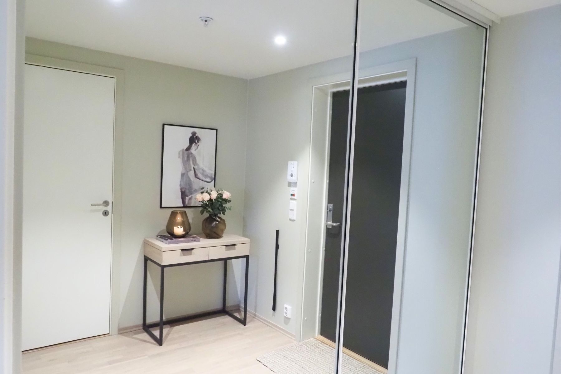 Skyvedørsgarderobe med speil.