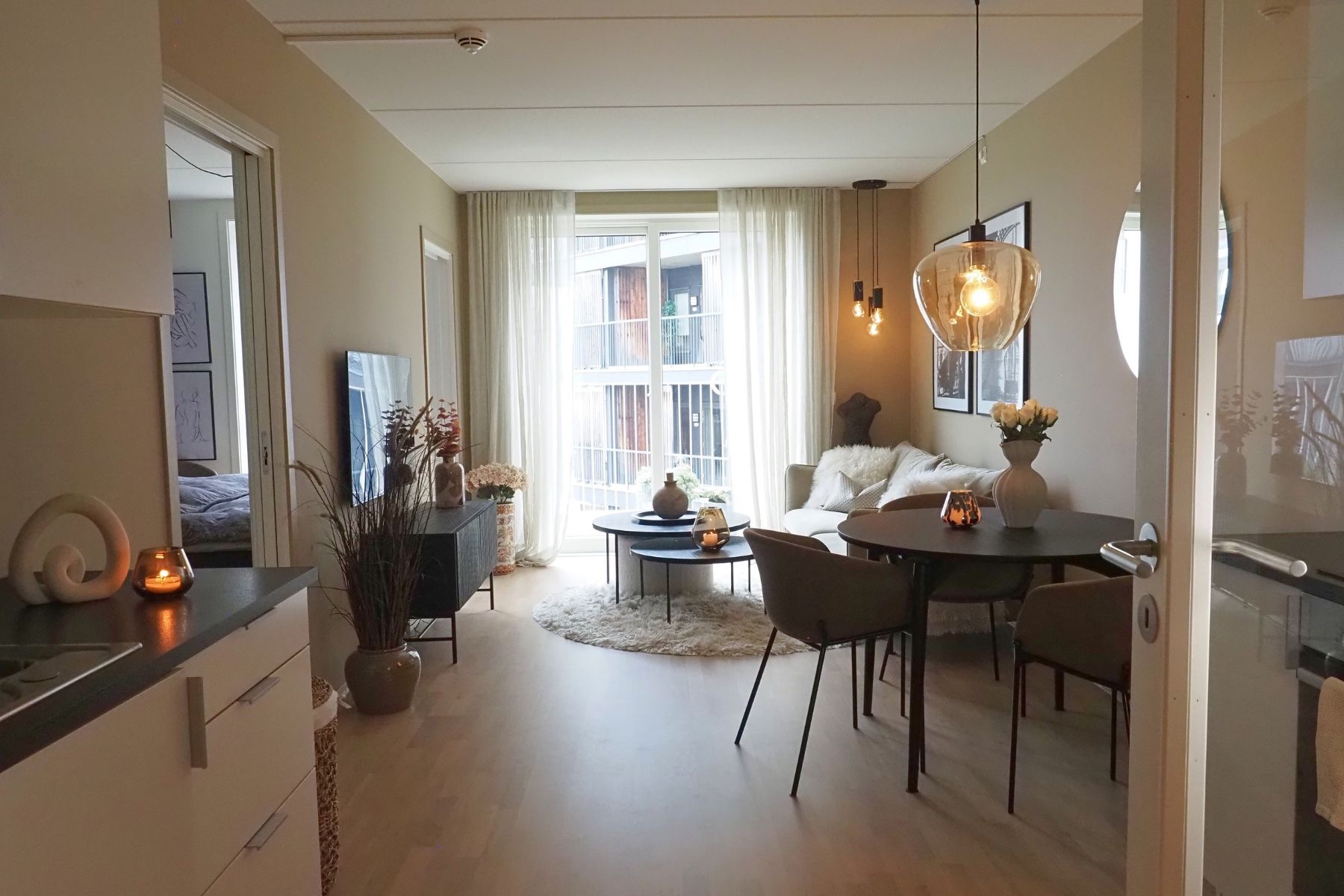 Stuen har store vinduer som gir godt med lys. 