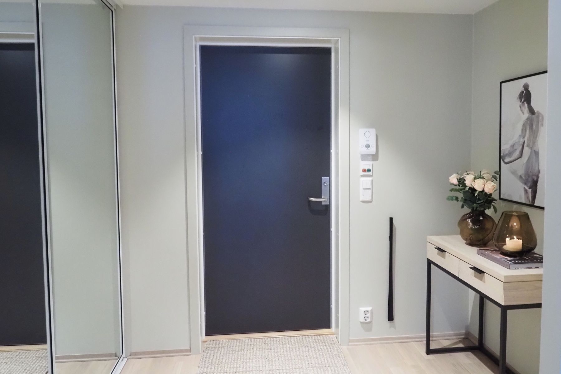 Entré med god plass til klær og oppbevaring.