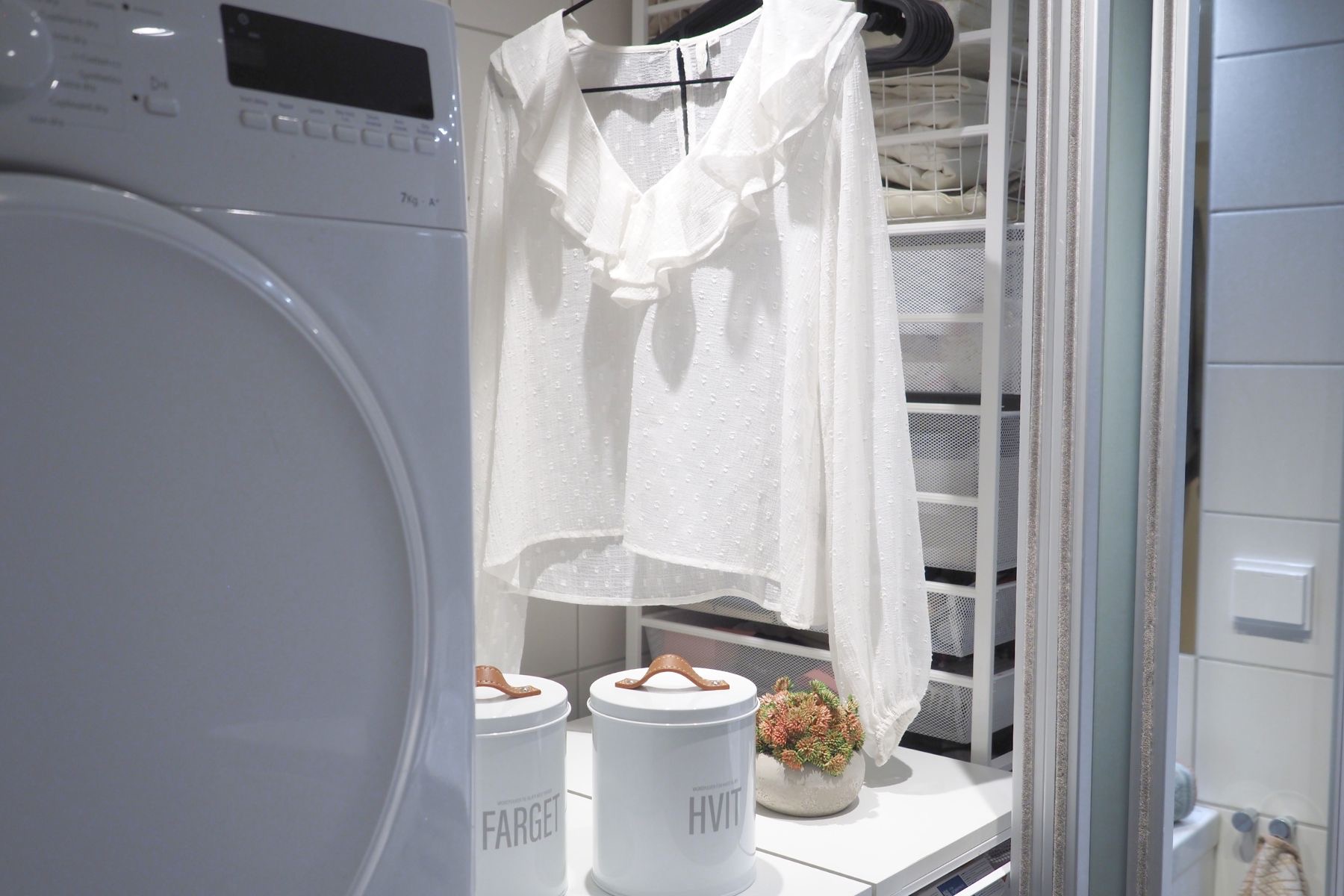 Vaskeromnisjen er skjult bak skyvedørene på badet. En smart løsning med både vaskemaskin og tørketrommel.