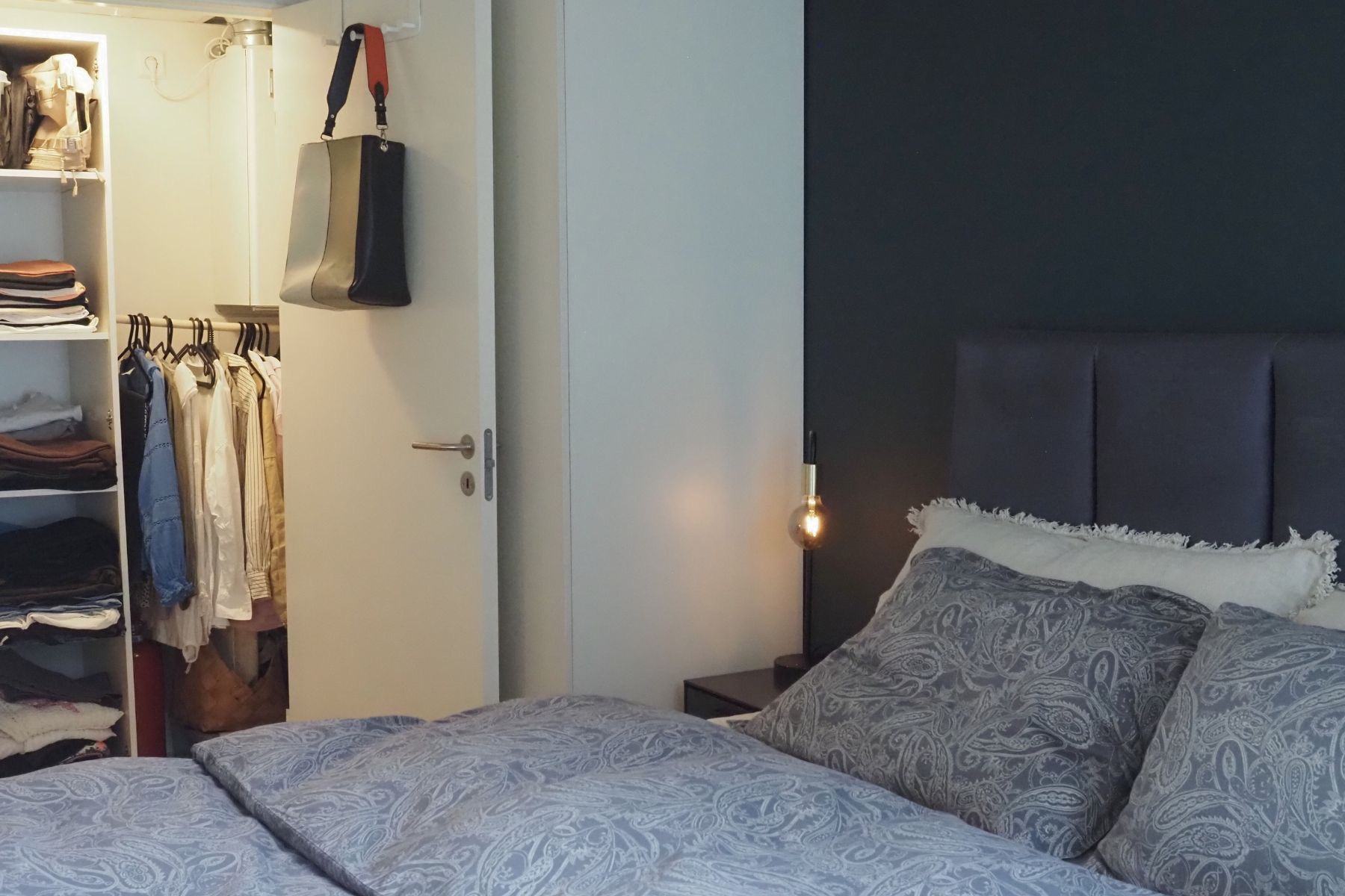 Praktisk med hyller og oppheng.