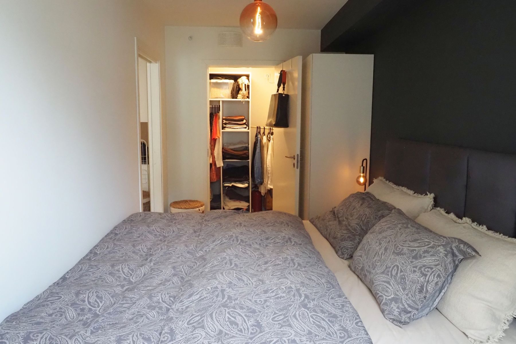 Fra soverommet er det inngang til bod med god oppbevaringsplass. 