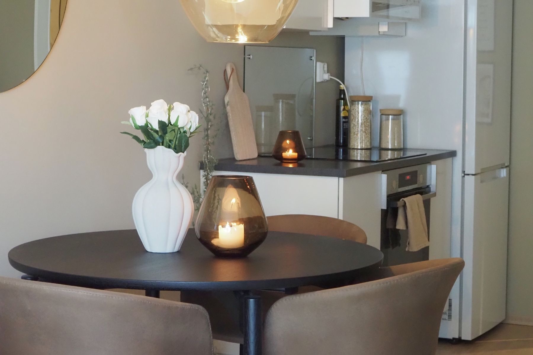 Spiseplassen ligger naturlig mellom kjøkken og stue. 