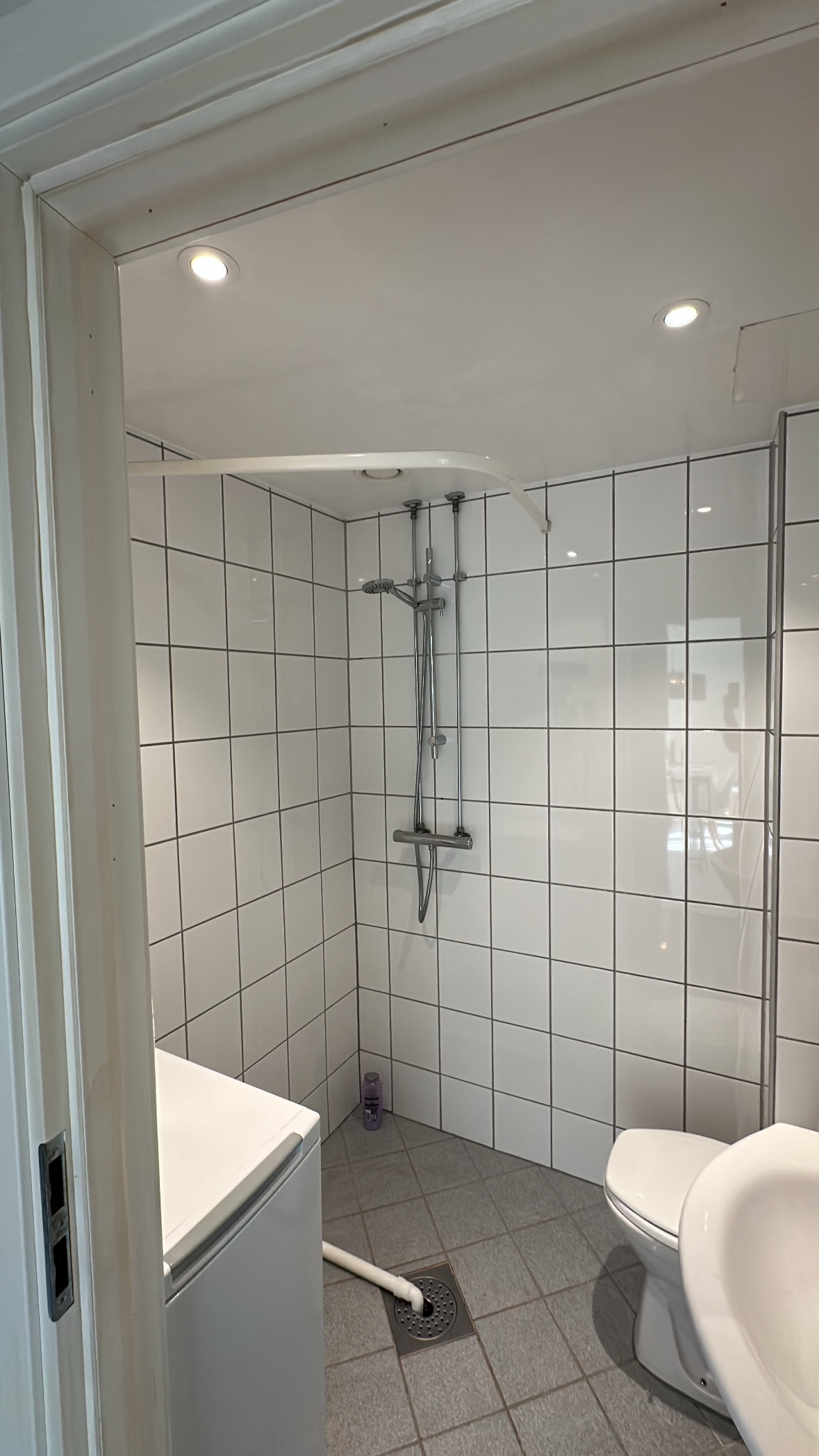 Badet, vil bli oppgradert med dusjdører i stedet for forheng slik det er i dag.