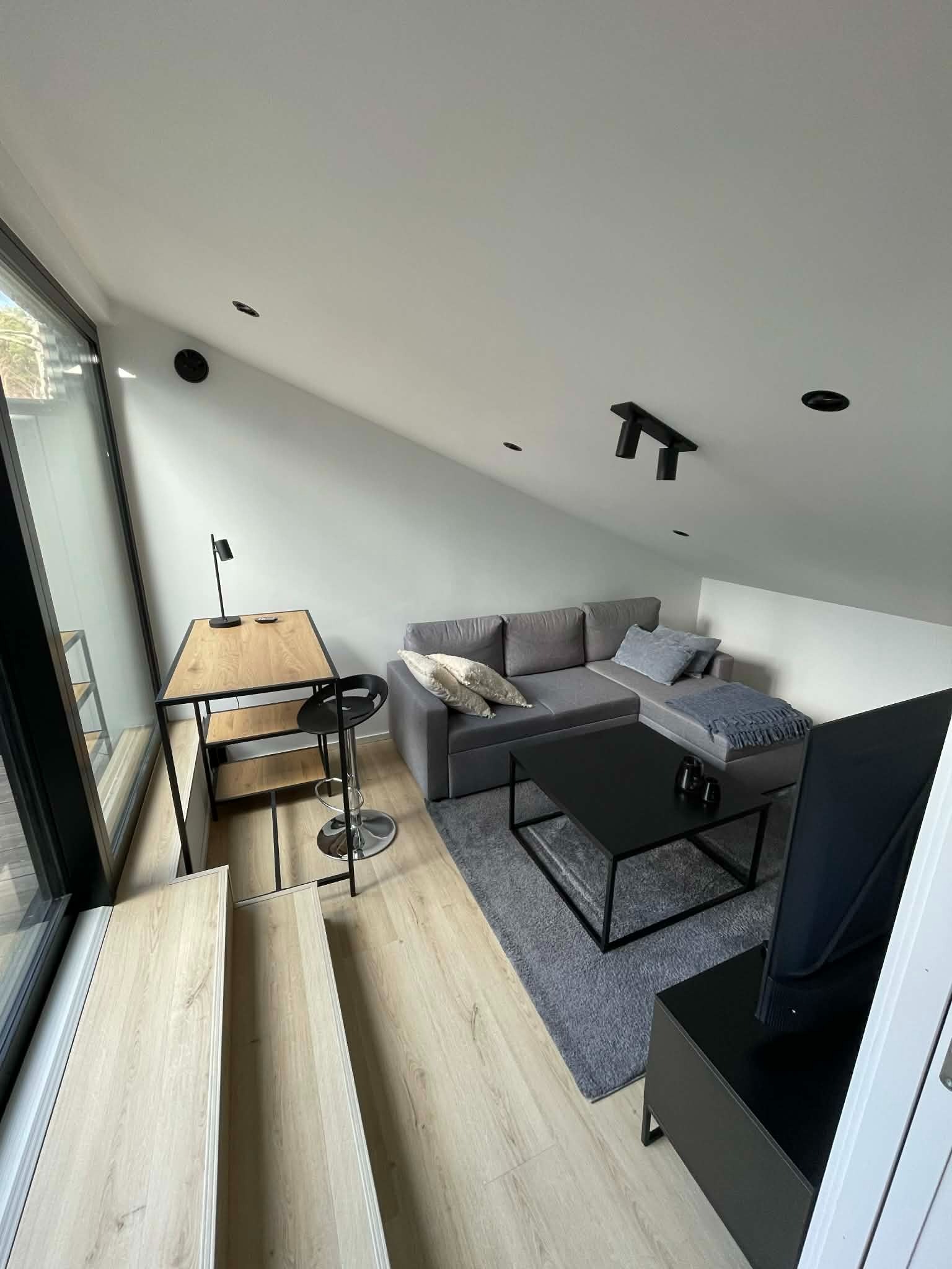 Stuen har skråtak, men oppleves likevel som romslig.