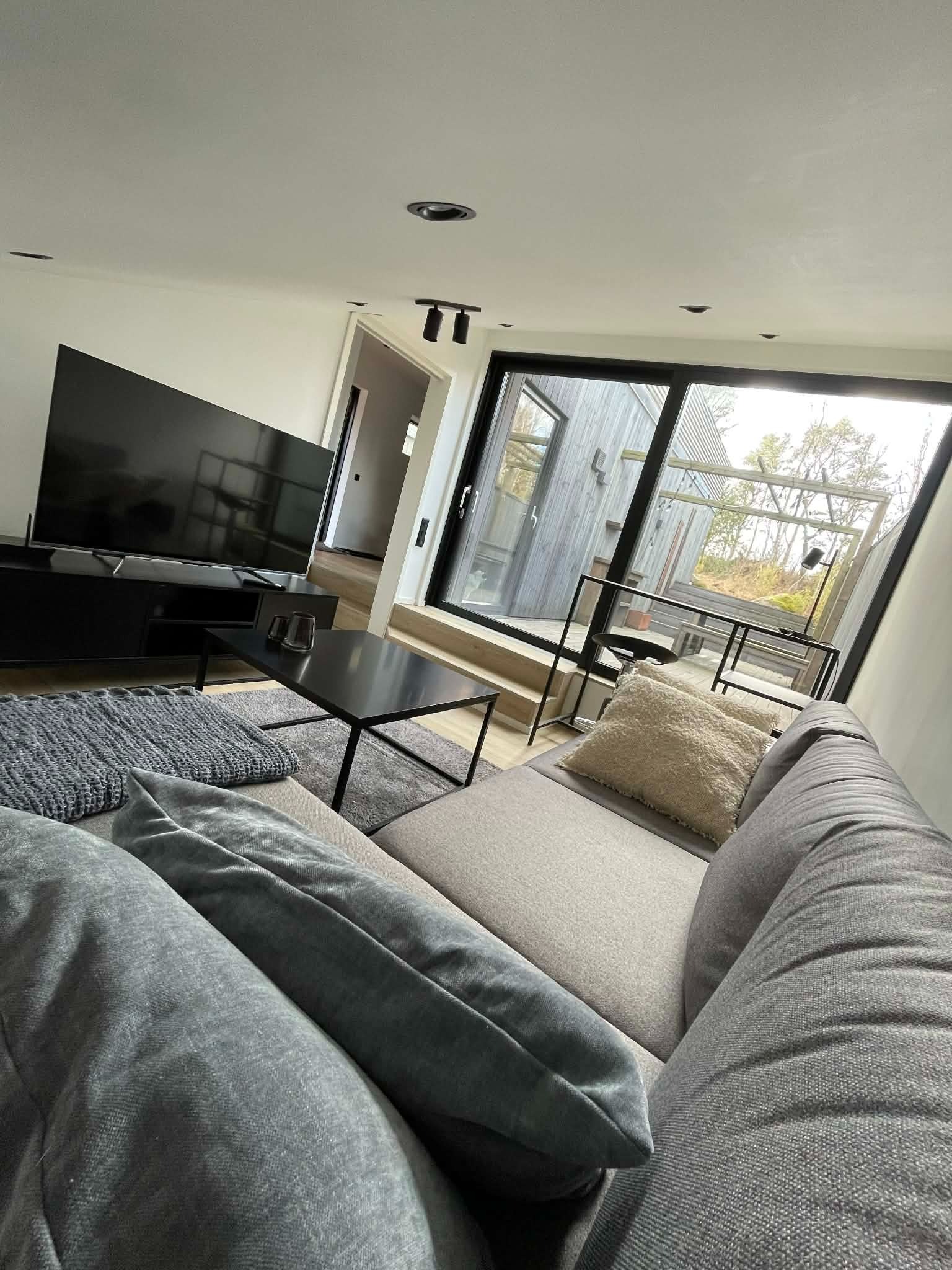 Stuen er utstyrt med sovesofa med oppbevaring samt stort smart-tv med bredbåndstilknytning.