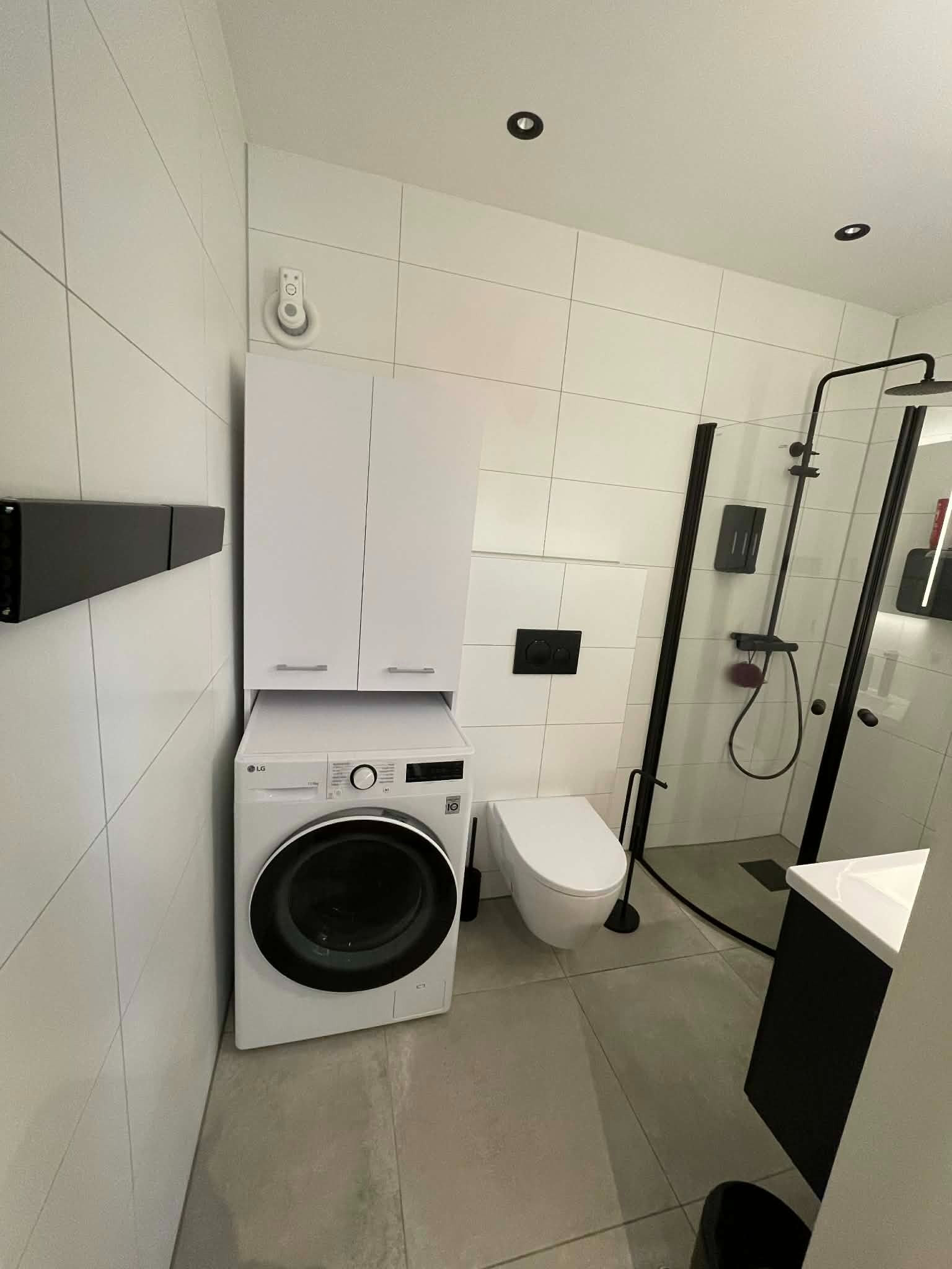 Badet er utstyrt med vaskemaskin og tørketrommel i ett.