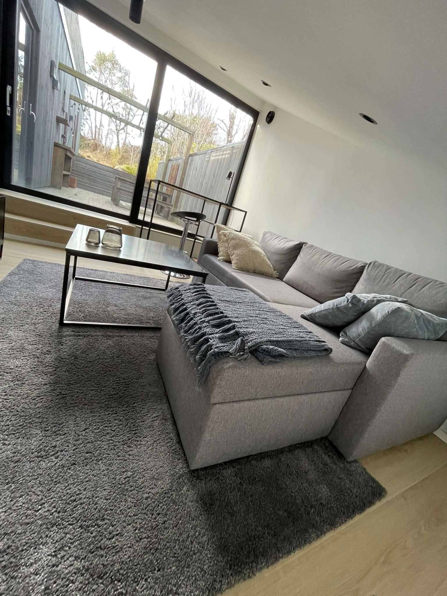 Fra stuen har man fritt utsyn og utgang til møblert, avskjermet uteterrasse mot friområde.