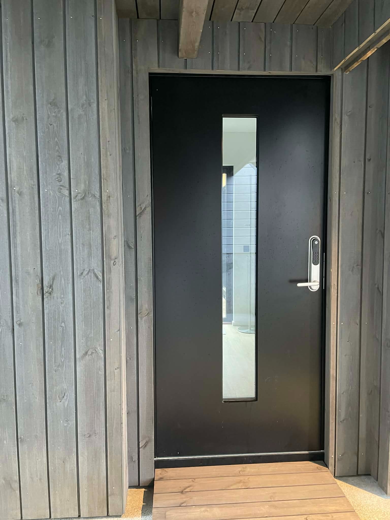 Moderne inngangsdør med kodelås.