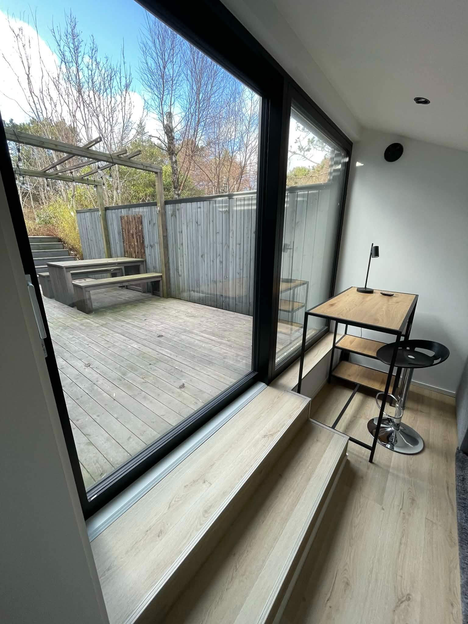 Stuen har barbord for enkelt hjemmekontor.