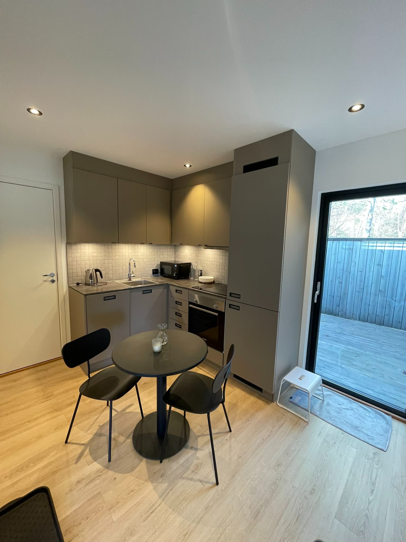 Moderne kjøkken med oppvaskmaskin og kjøleskap med frys.