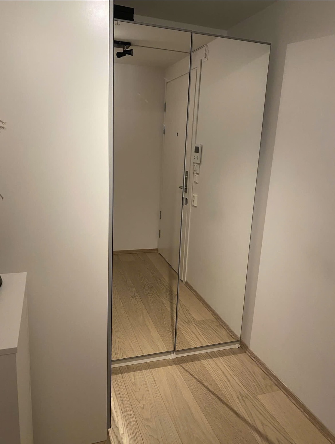 Hjørneskap ved inngangsparti