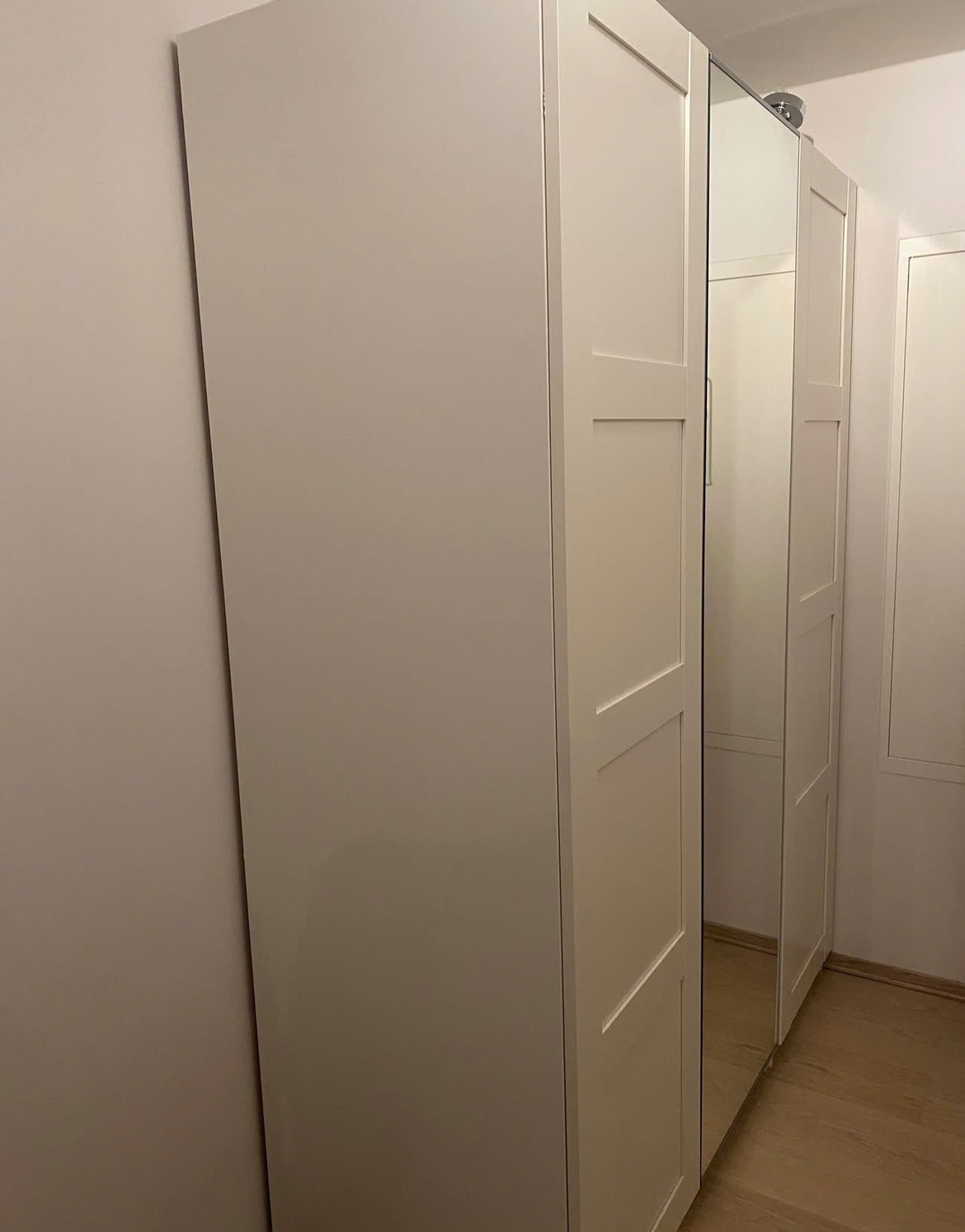 Mellomgang (Stor garderobeskap med god plass) 