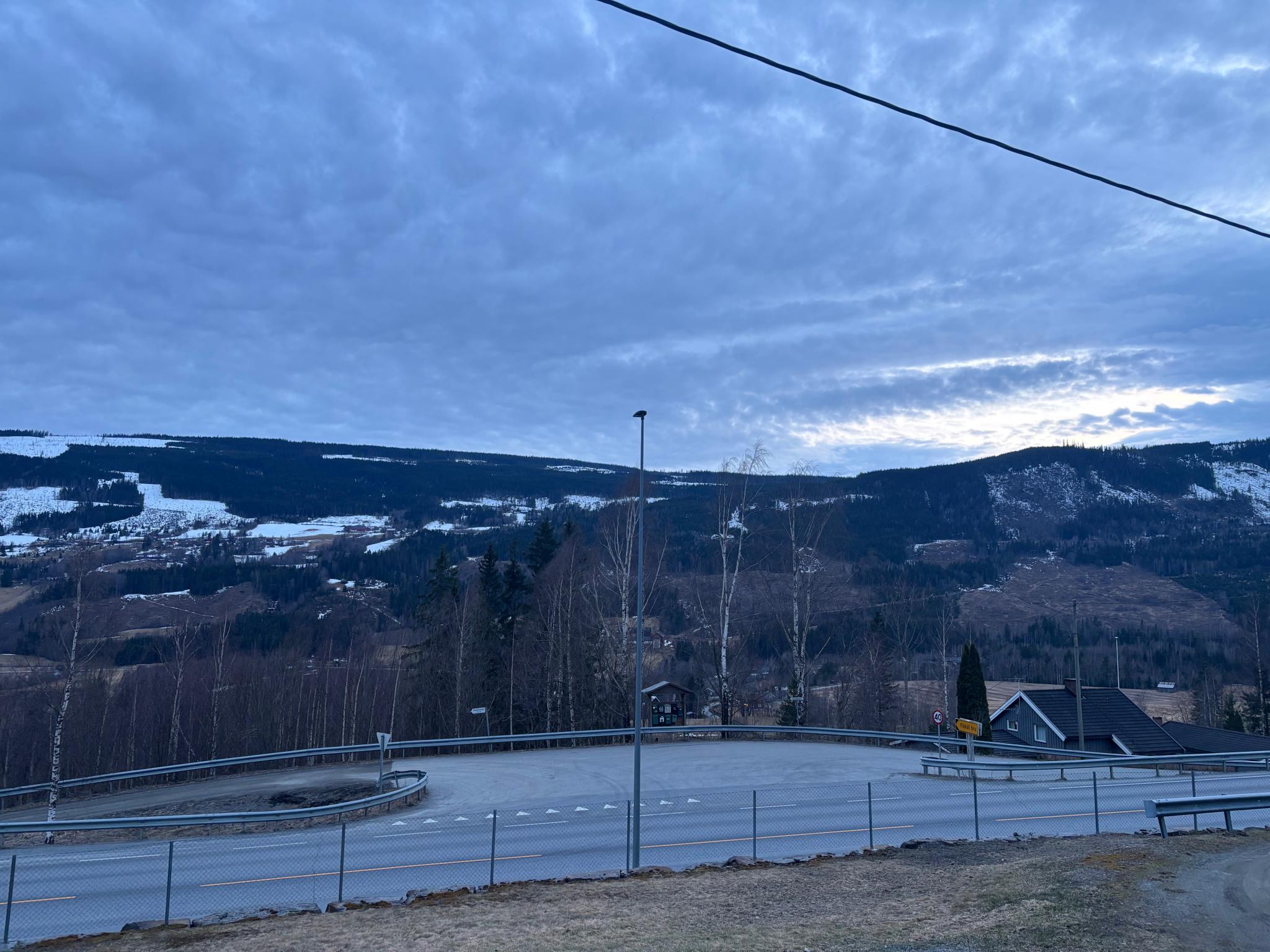Utsikt. Bussholdeplass og gangveg i umiddelbar nærhet